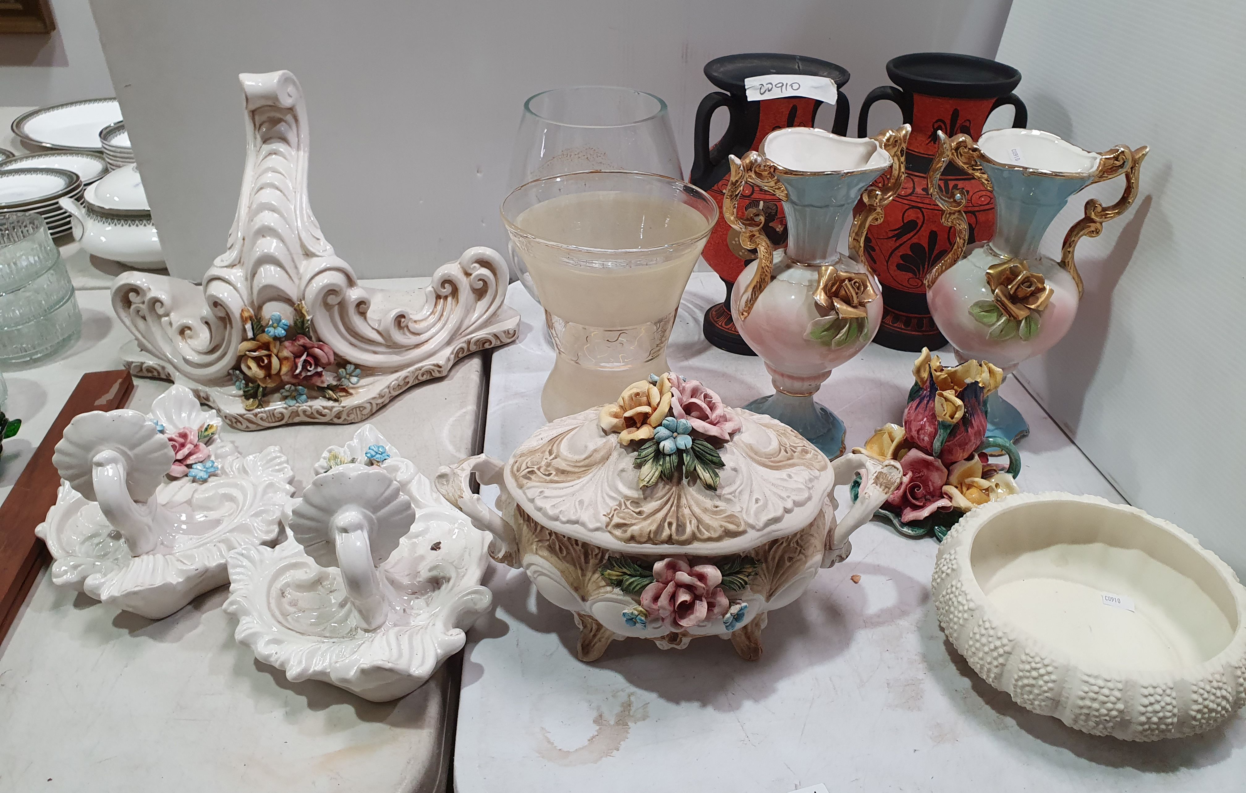 414 · A GROUP OF DECORATIVE WARE
