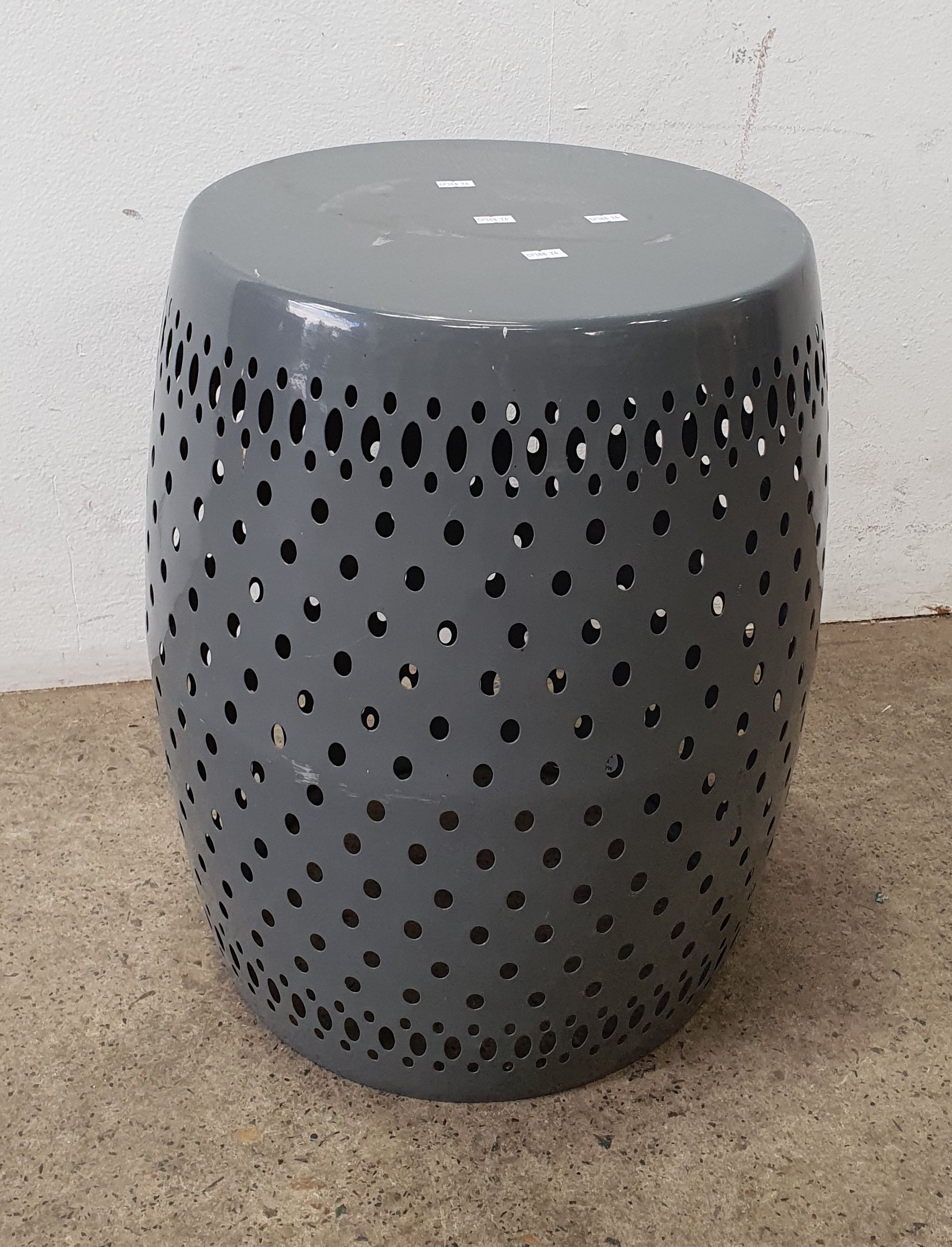 1071 · A METAL STOOL/SIDE TABLE
