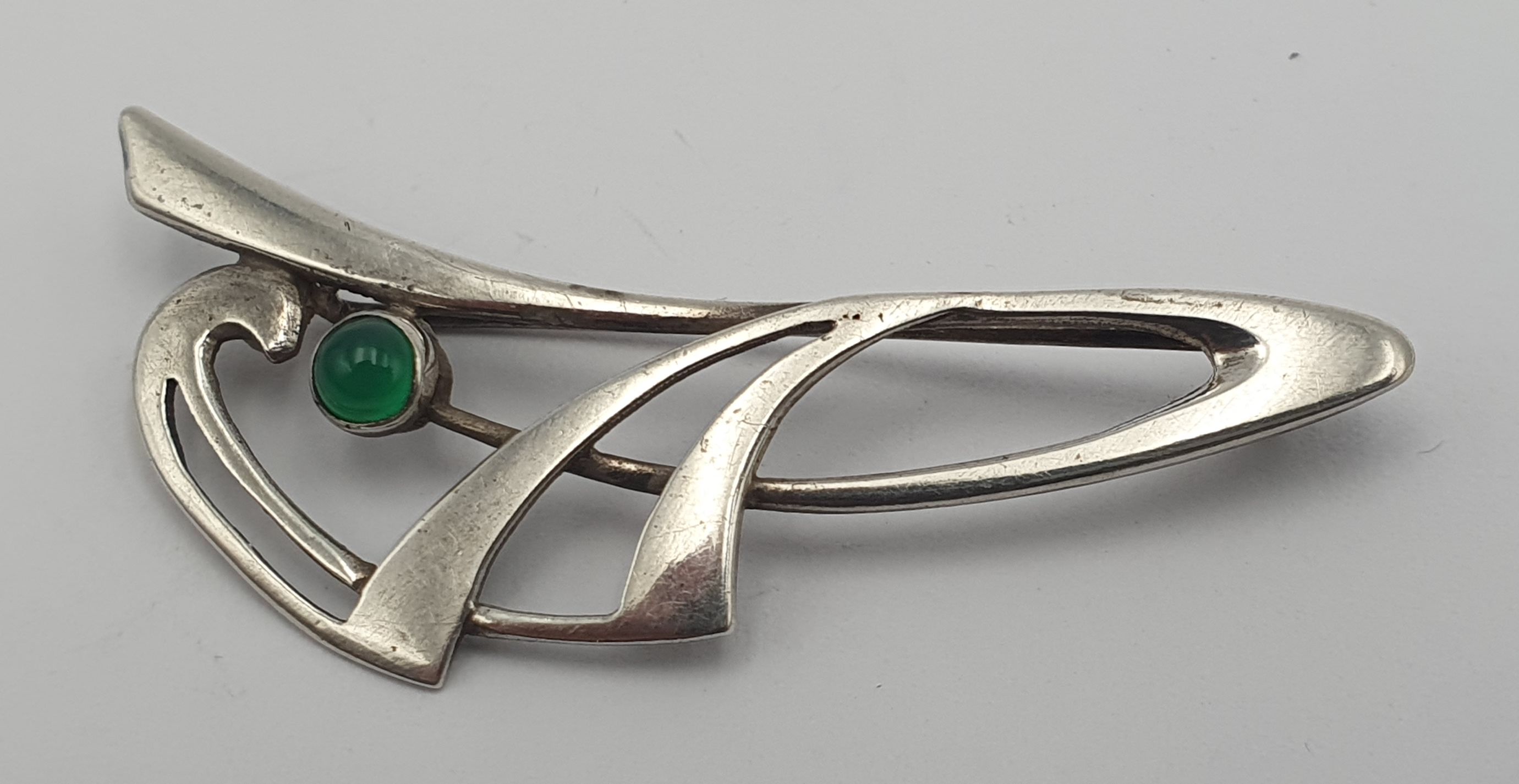 345 · AN AUSTRO-HUNGARIAN SILVE AND GREEN STONE SET BROOCH