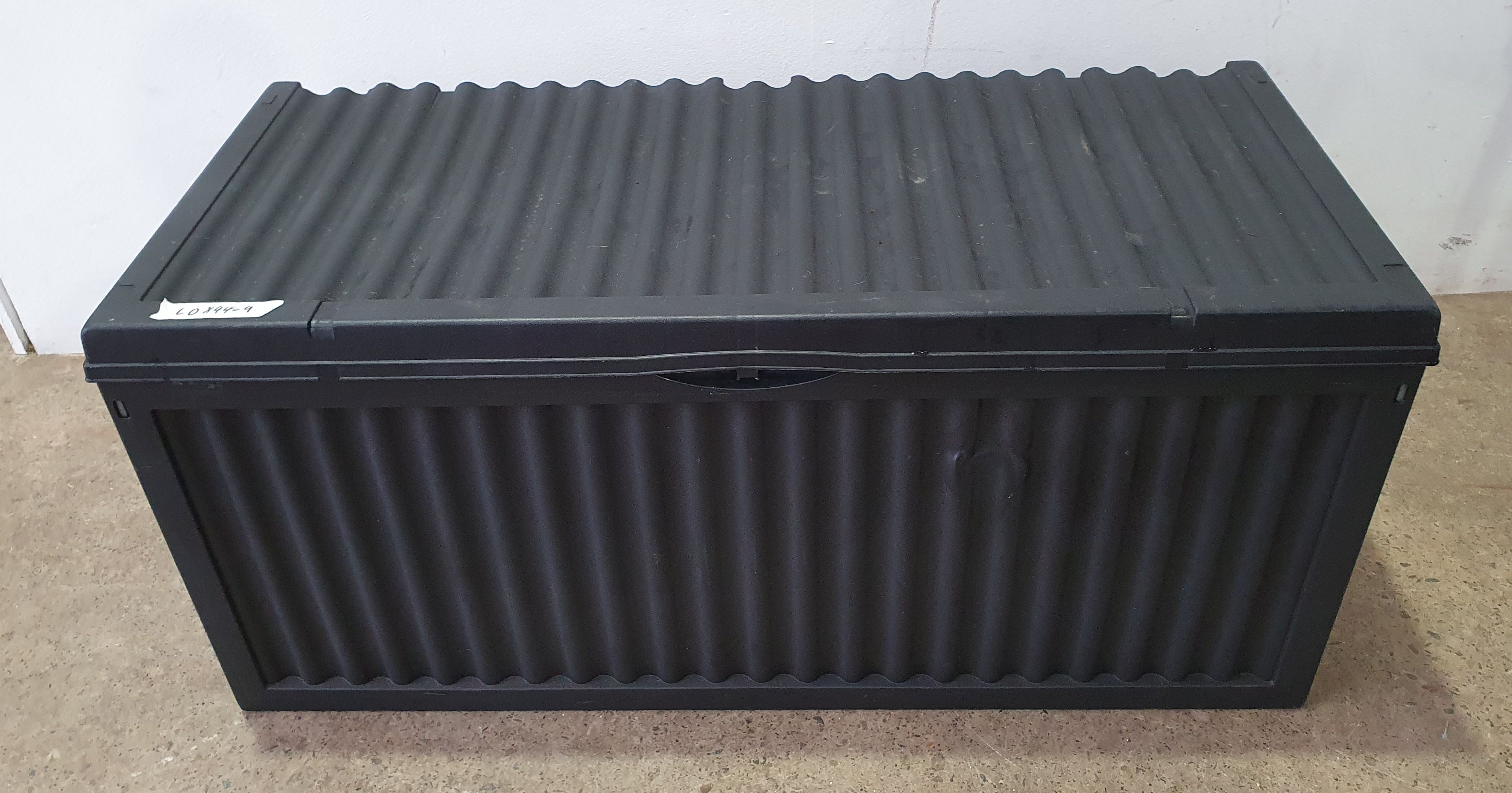 1023 · A 350 LITRE STORAGE TRUNK