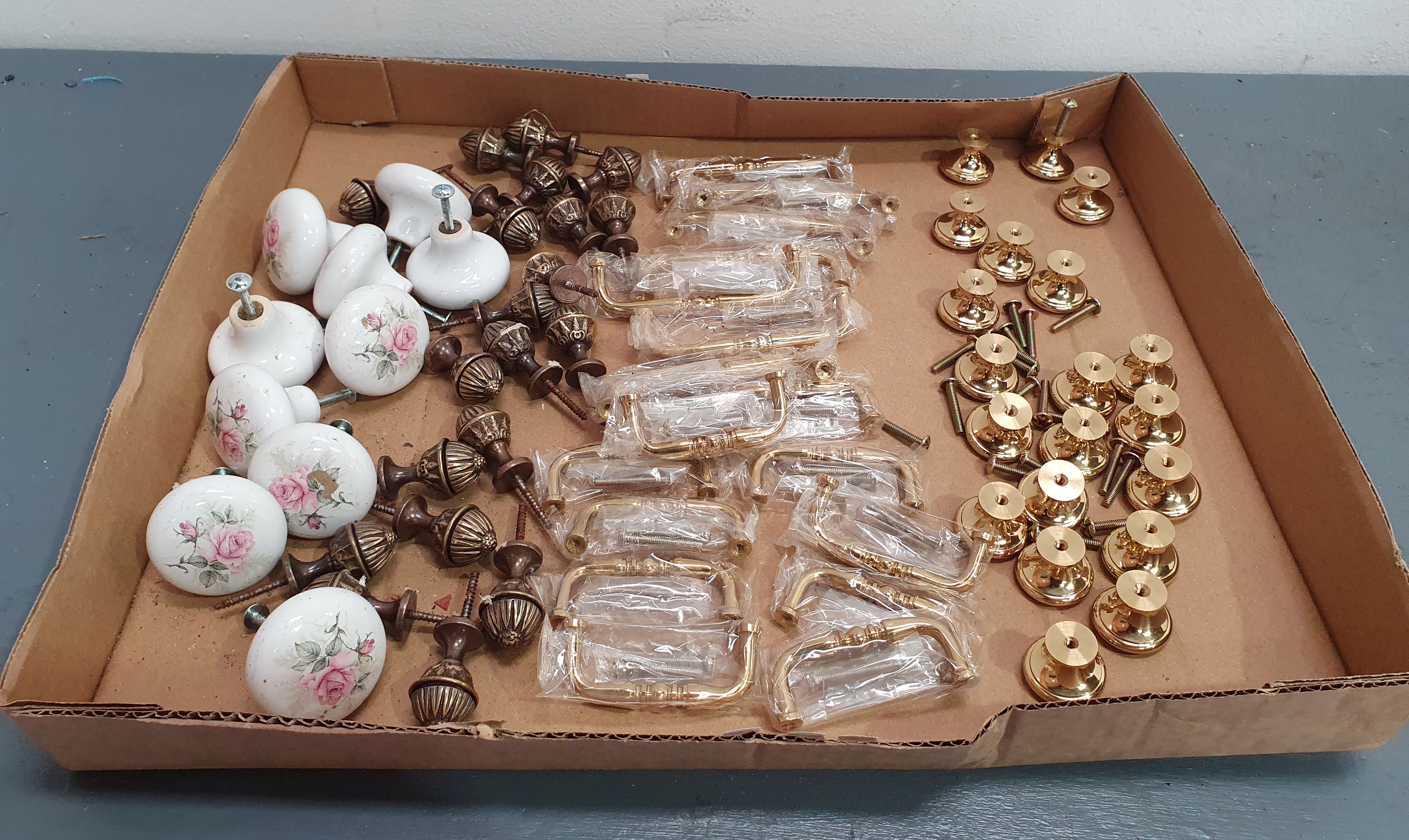 1254 · A GROUP OF VARIOUS BRASS HARDWARE