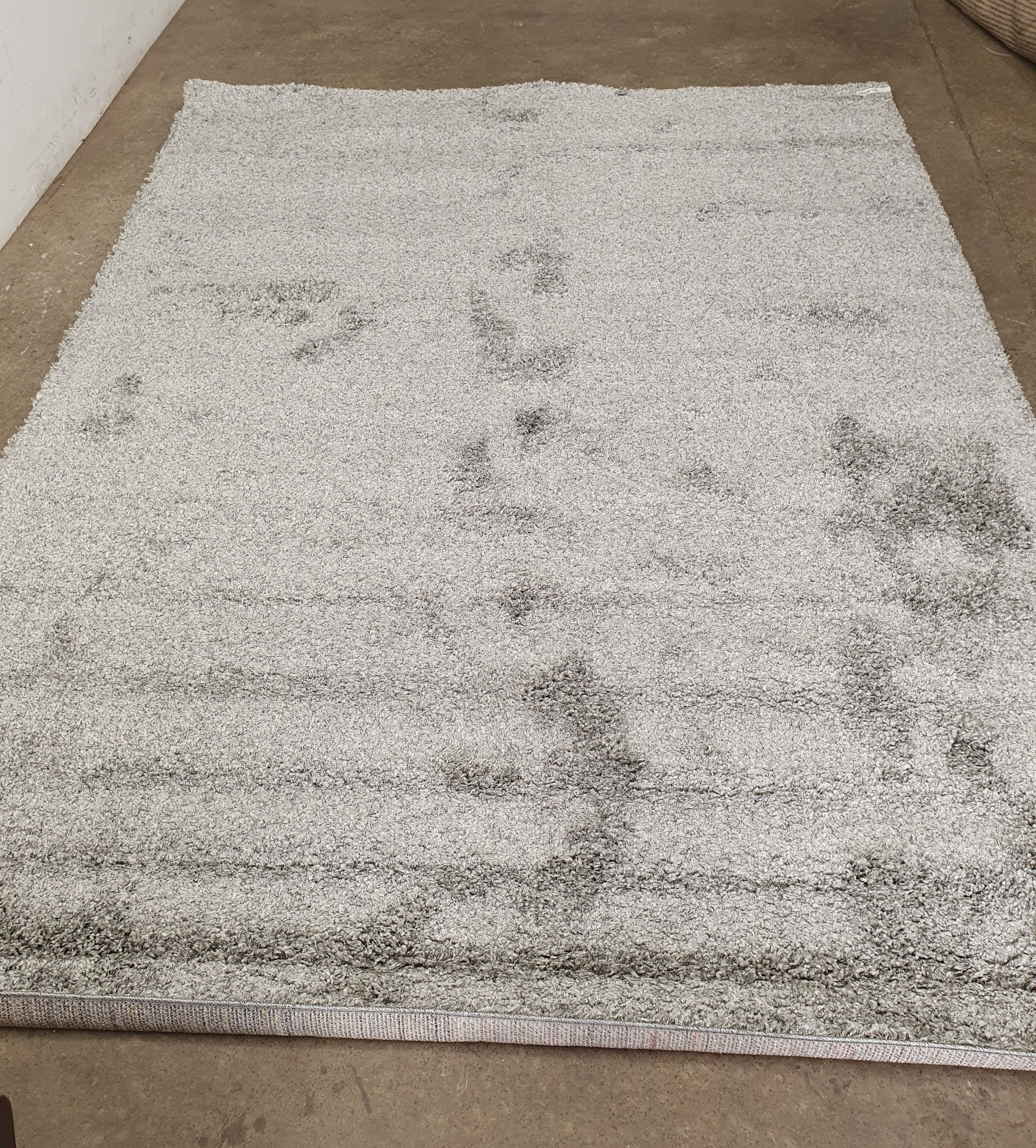 A HAND KNOTTED CONTEMPORARY SHALLOW SHAG RUG