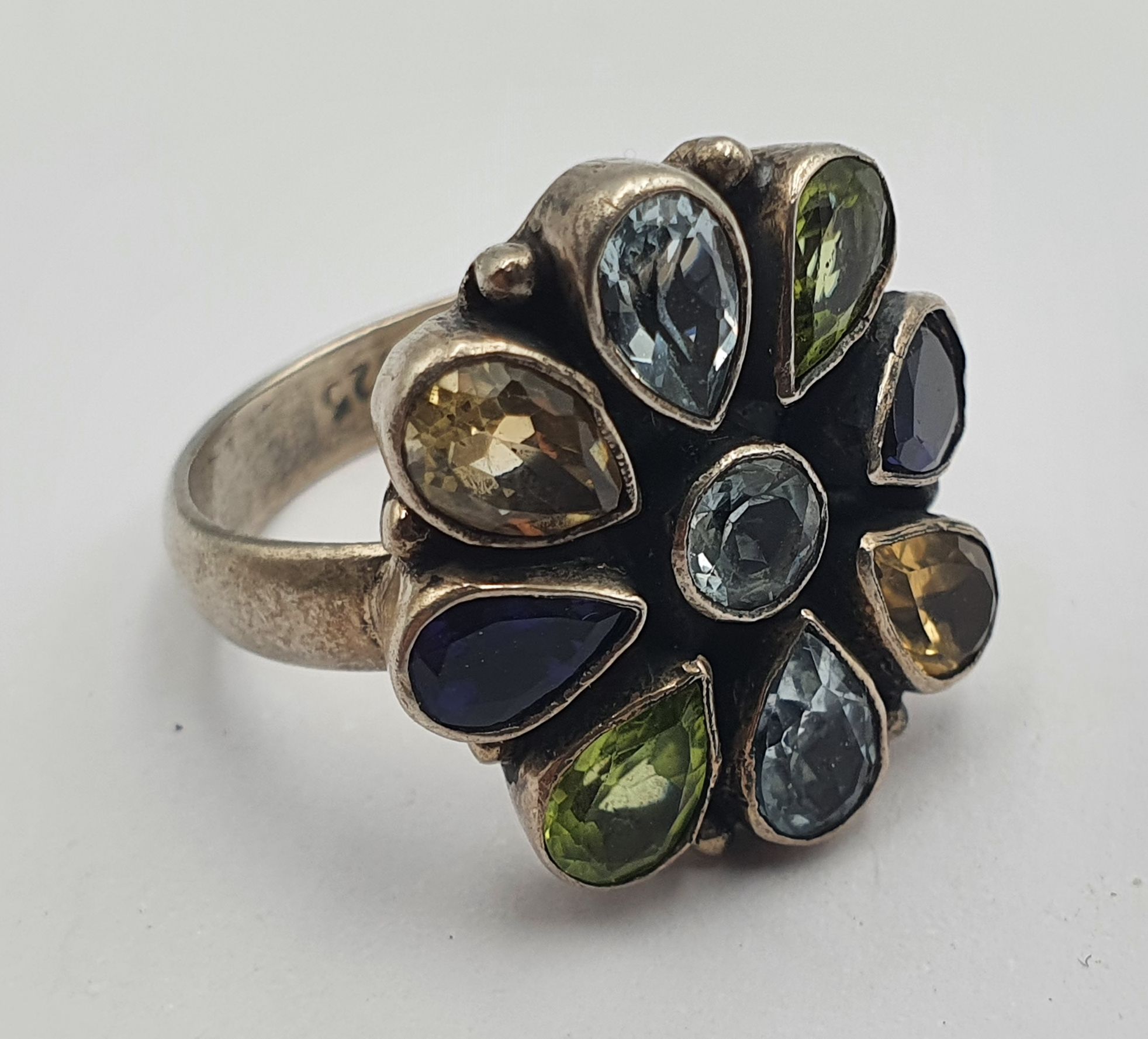 309 · A SILVER GEM SET RING