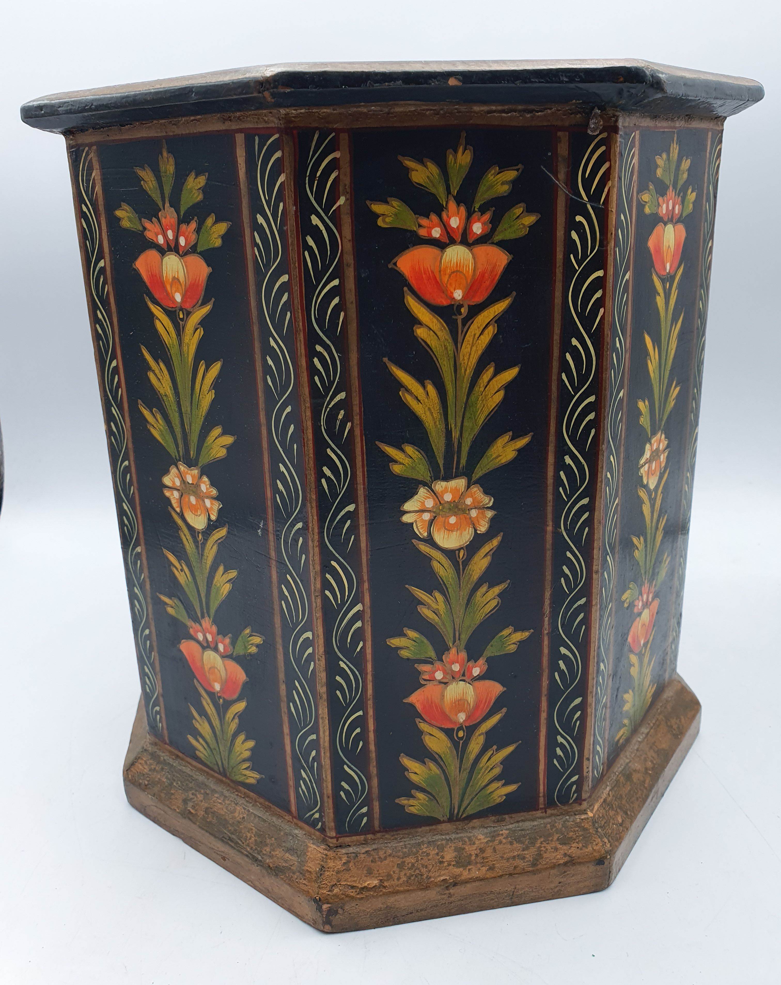 215 · A FLORAL DESIGN TIMBER PLANT POT