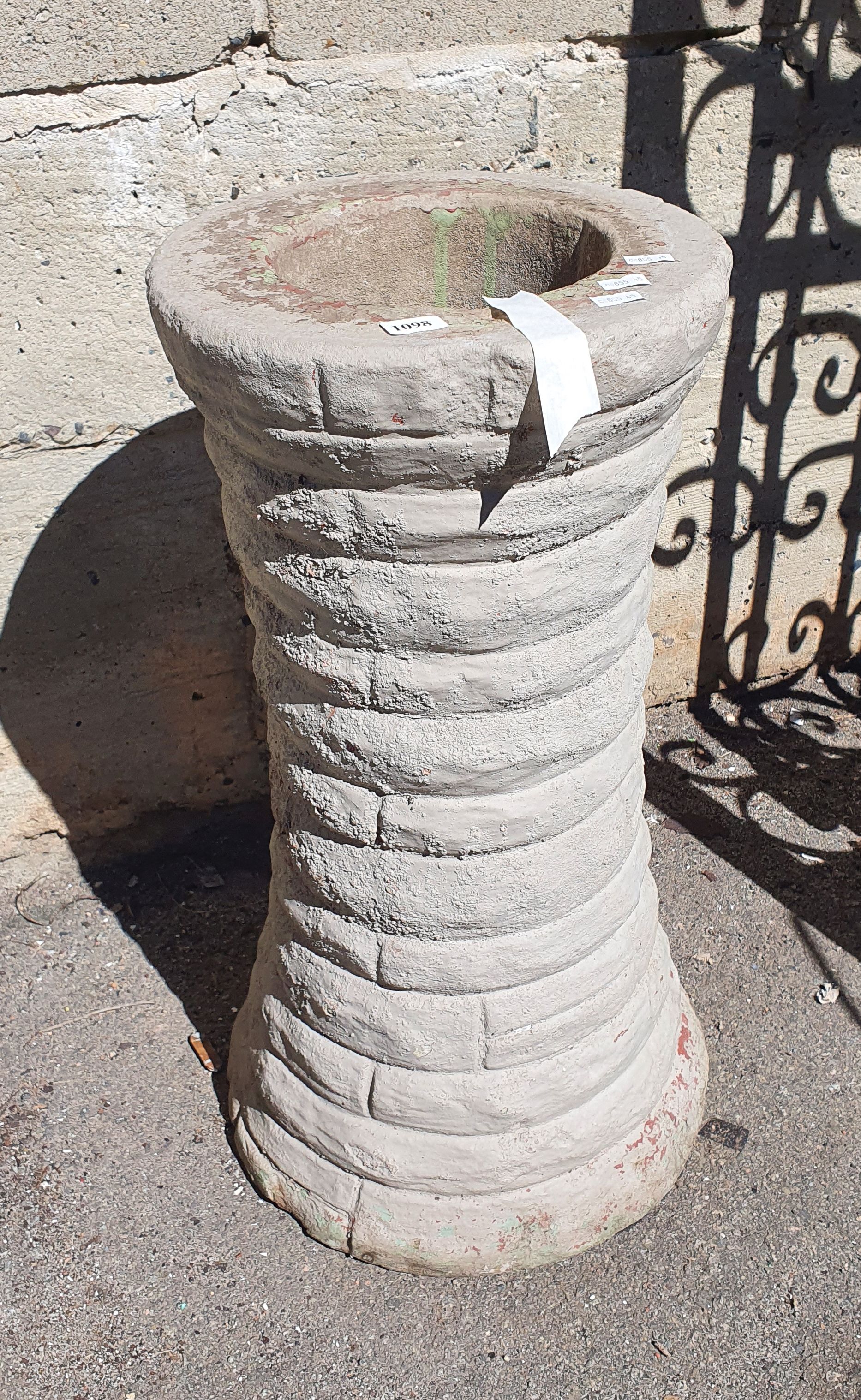 1098 · A CONCRETE POT