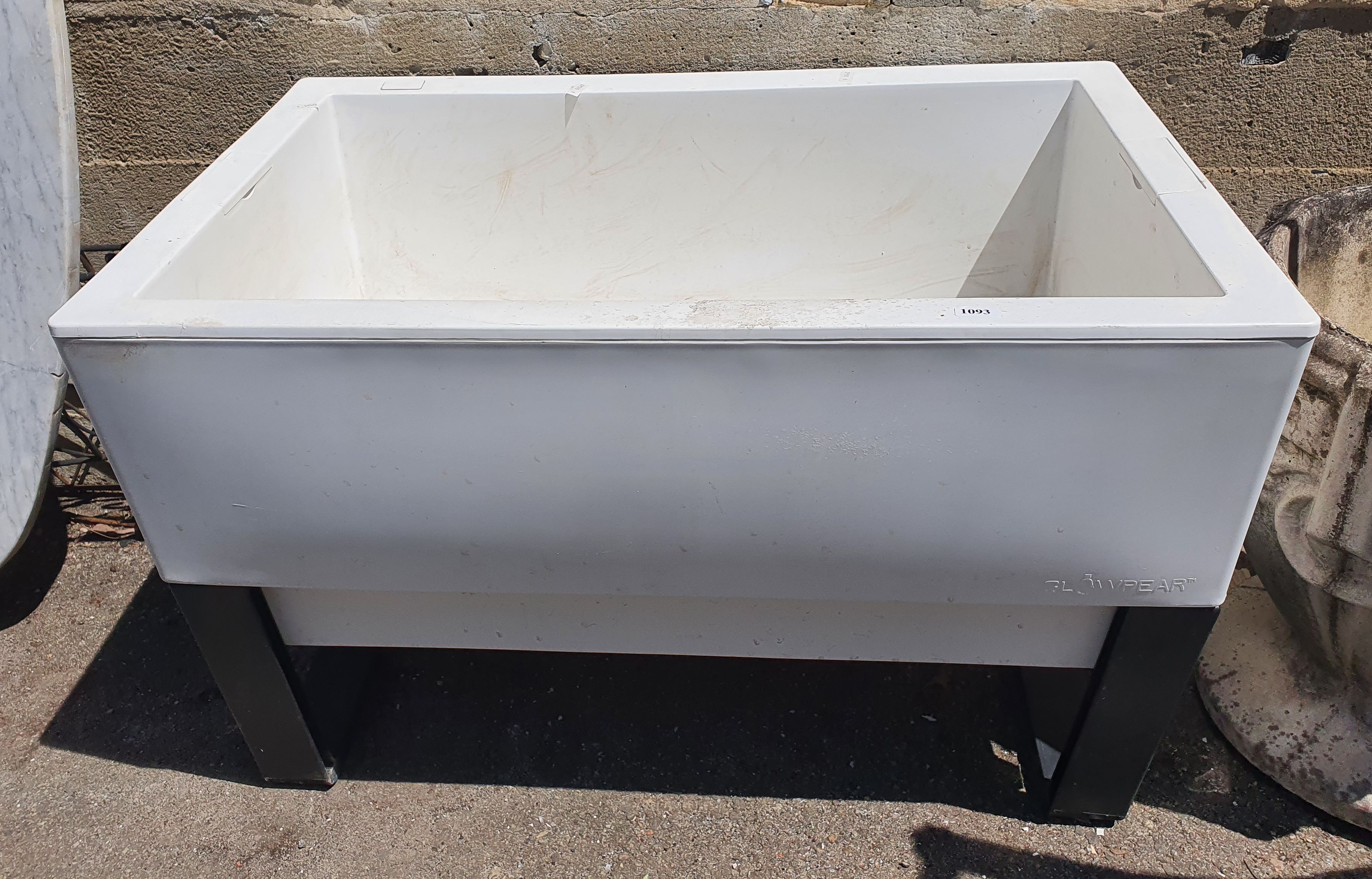1093 · A GLOWPEAR PLANTER