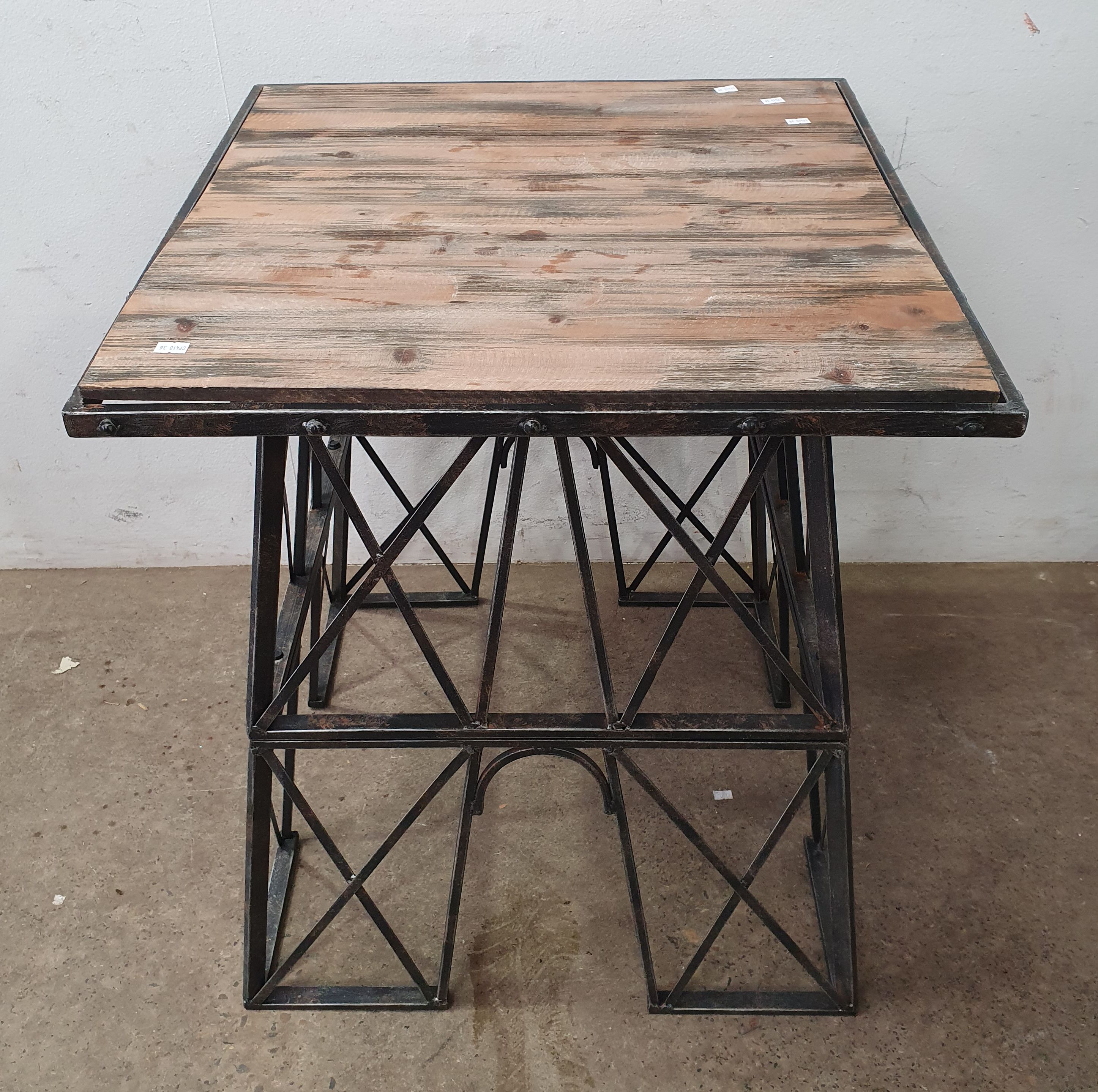1012 · A METAL BASED TABLE