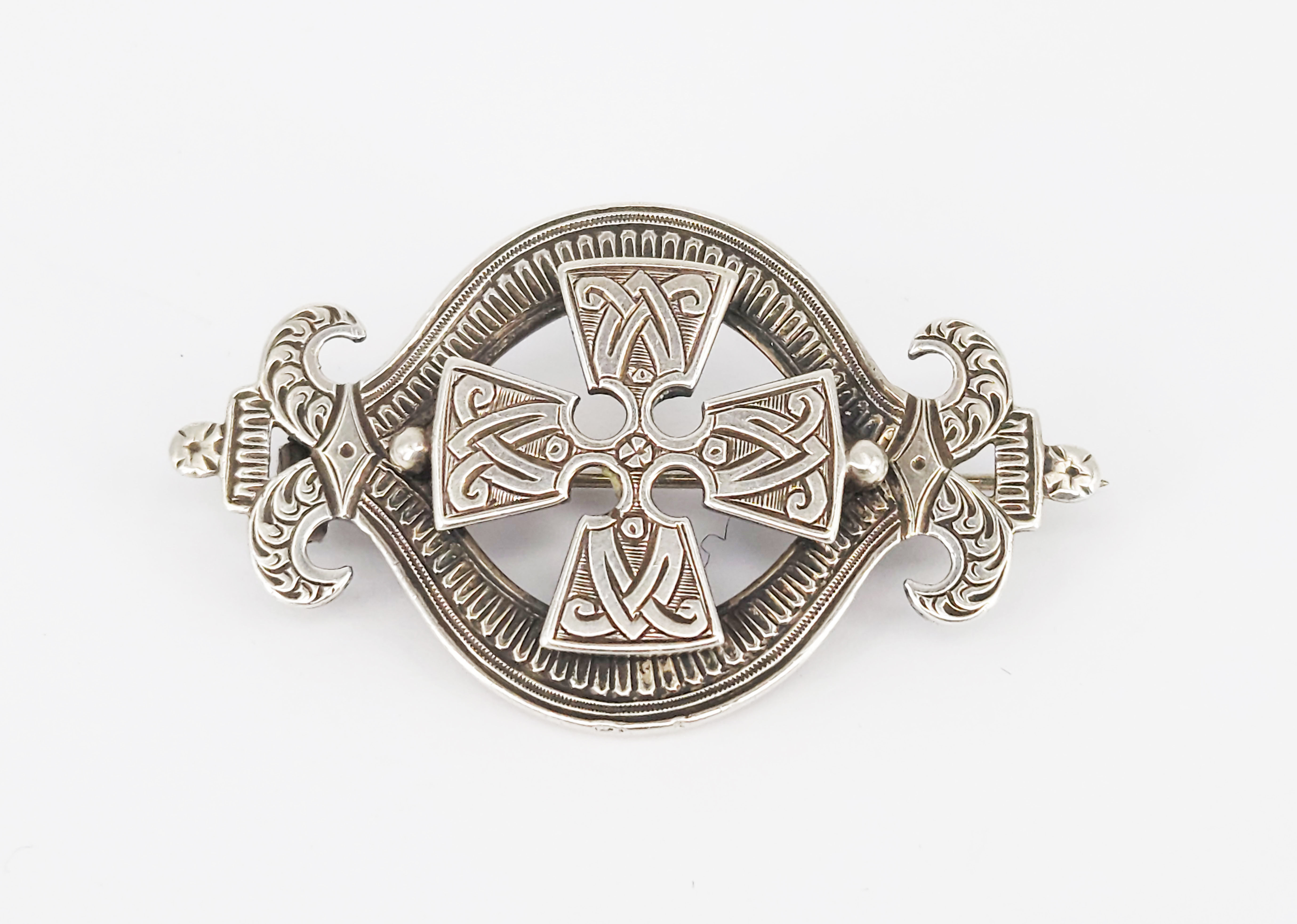 197 · A SCOTTISH ENGRAVED SILVER HOLLOW DOUBLE LAYER BROOCH