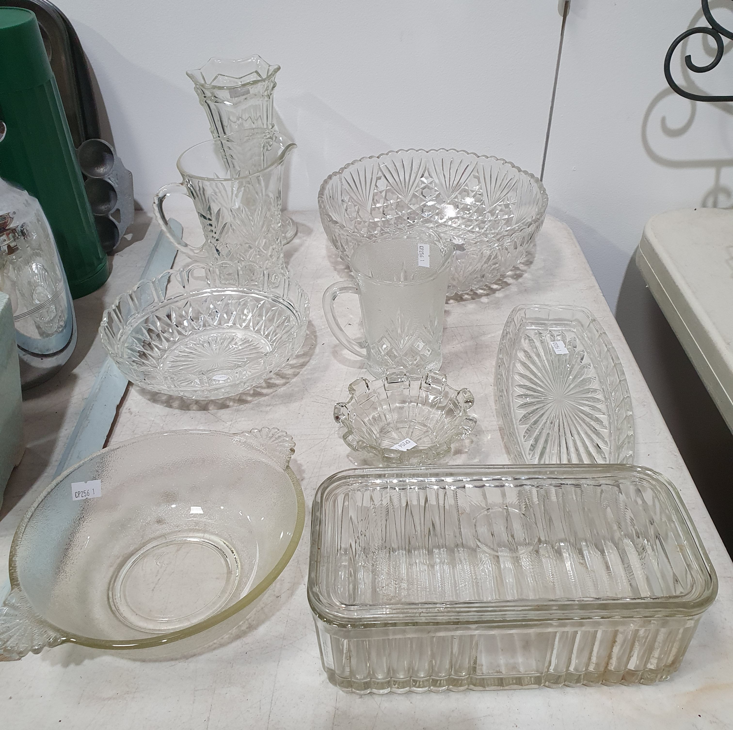 A GROUP OF GLASS AND CRYSTAL WARES