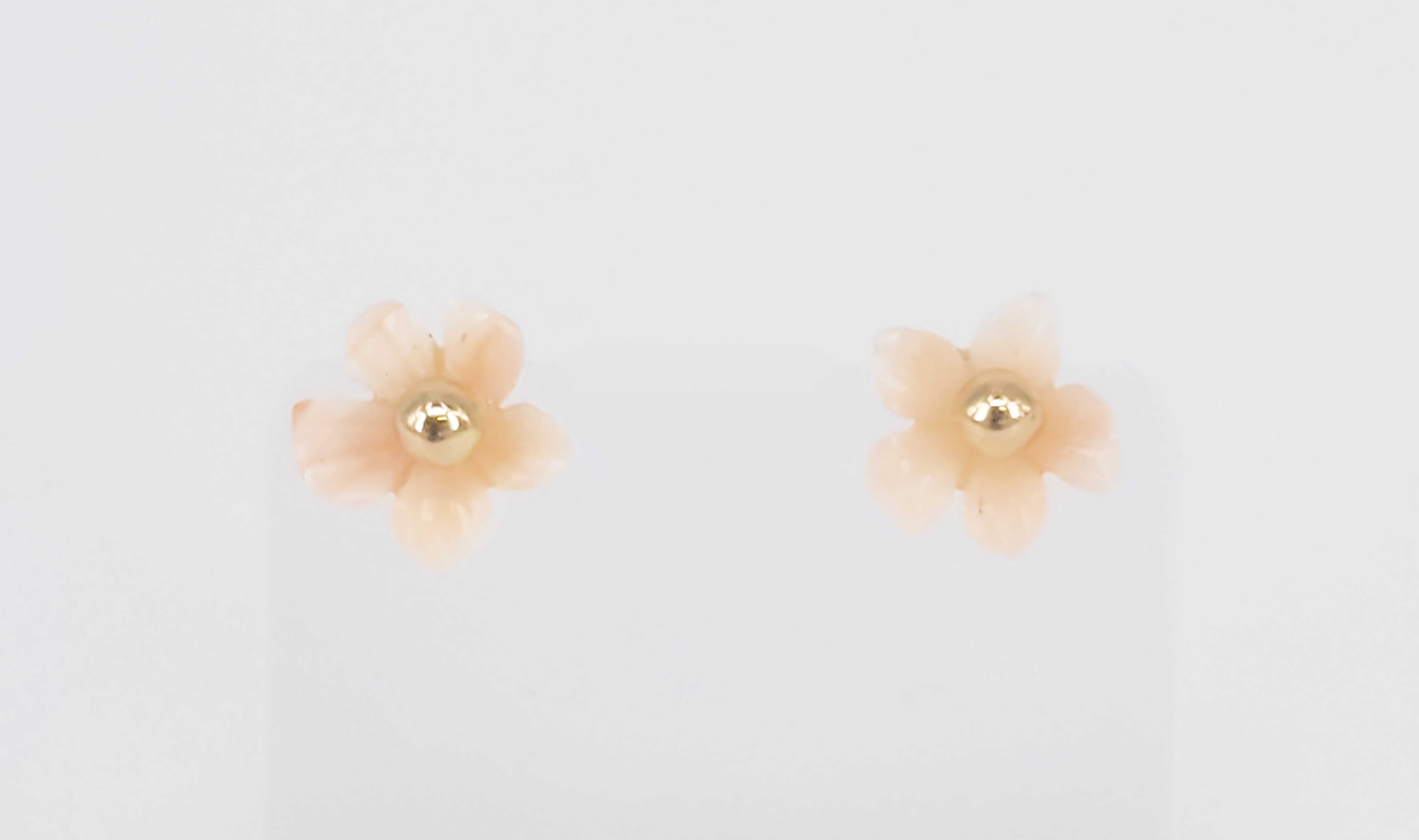 93 · A PAIR OF 18ct YELLOW GOLD AND CARVED FLORAL CORAL STUD EARRINGS