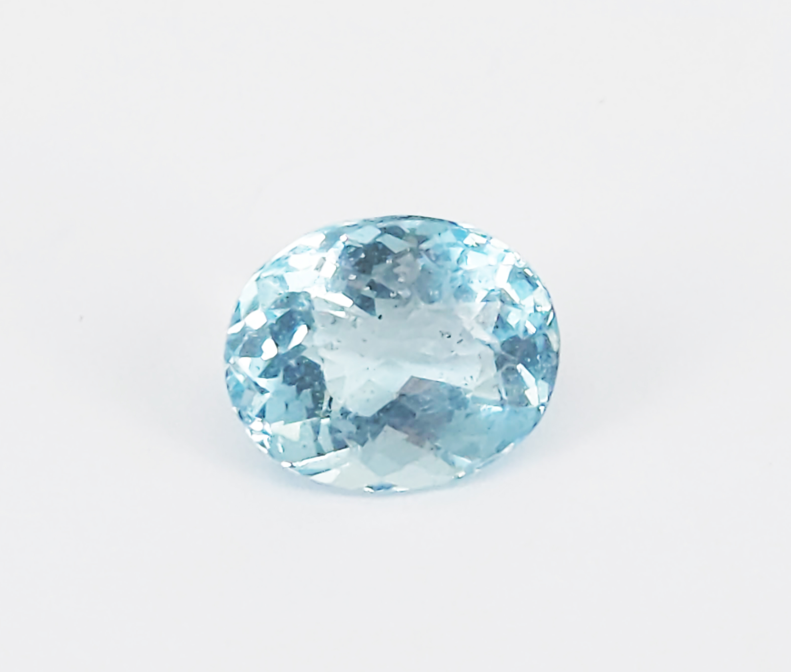 A LOOSE OVAL FACETED AQUAMARINE