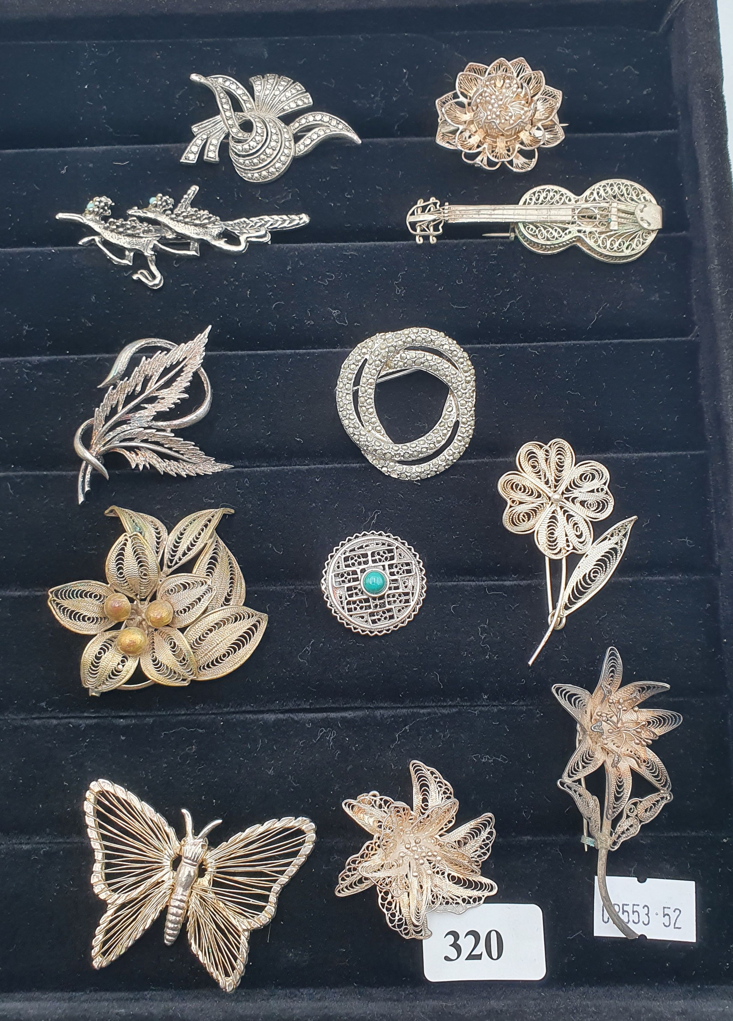 320 · 12 VARIOUS BROOCHES