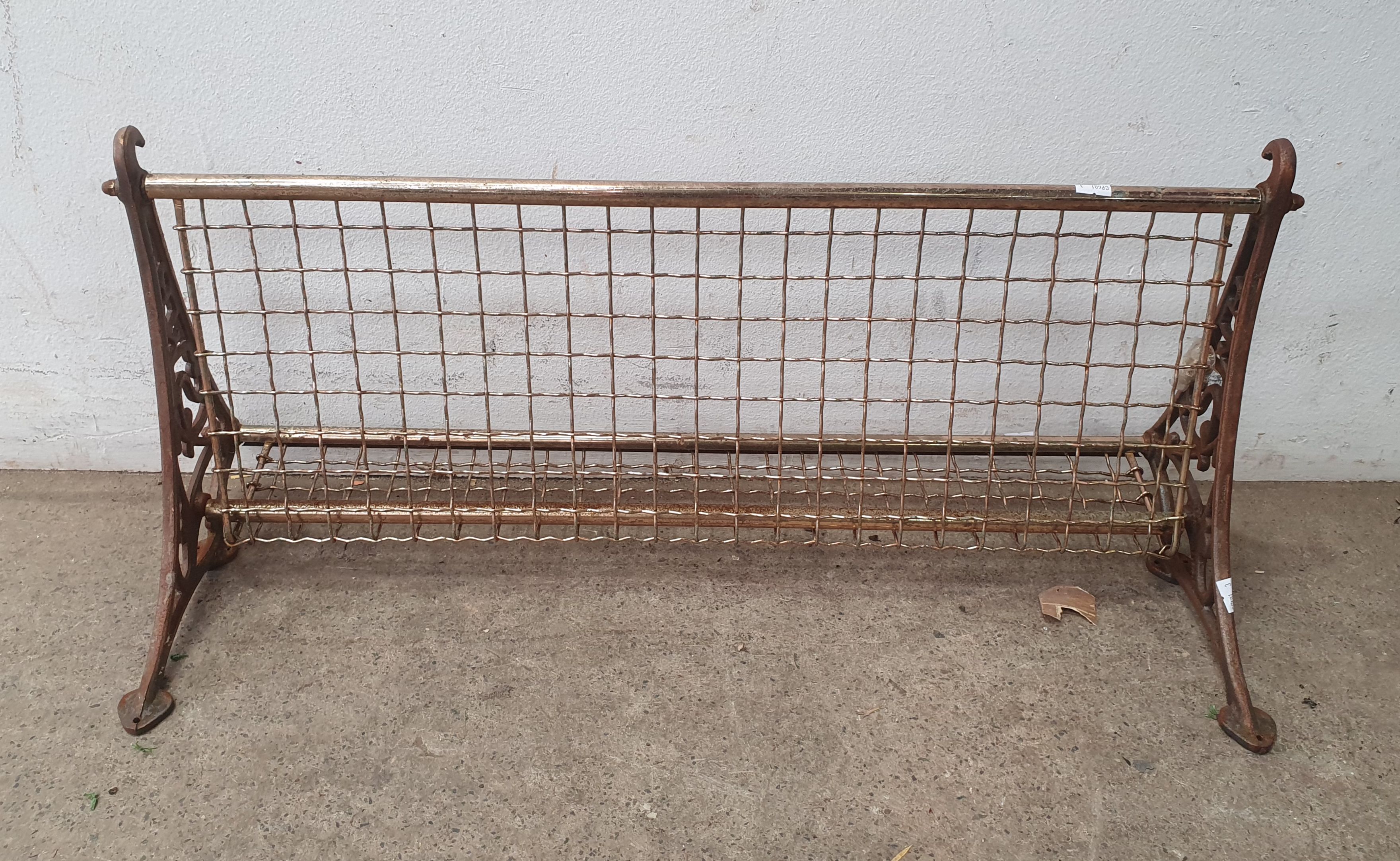 1333 · A METAL RAILWAY LUGGAGE RACK