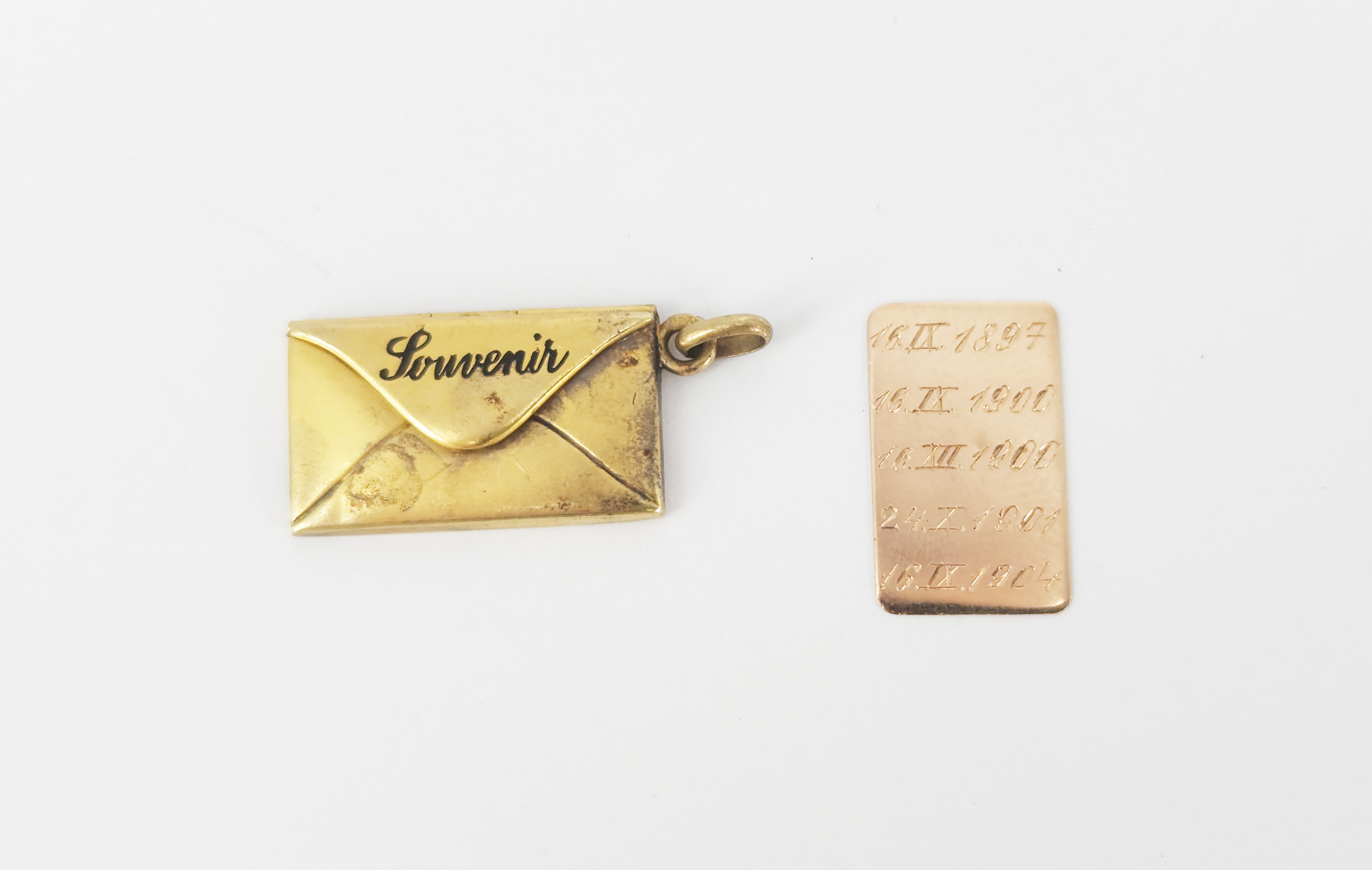 170 · A YELLOW GOLD ENVELOPE PENDANT