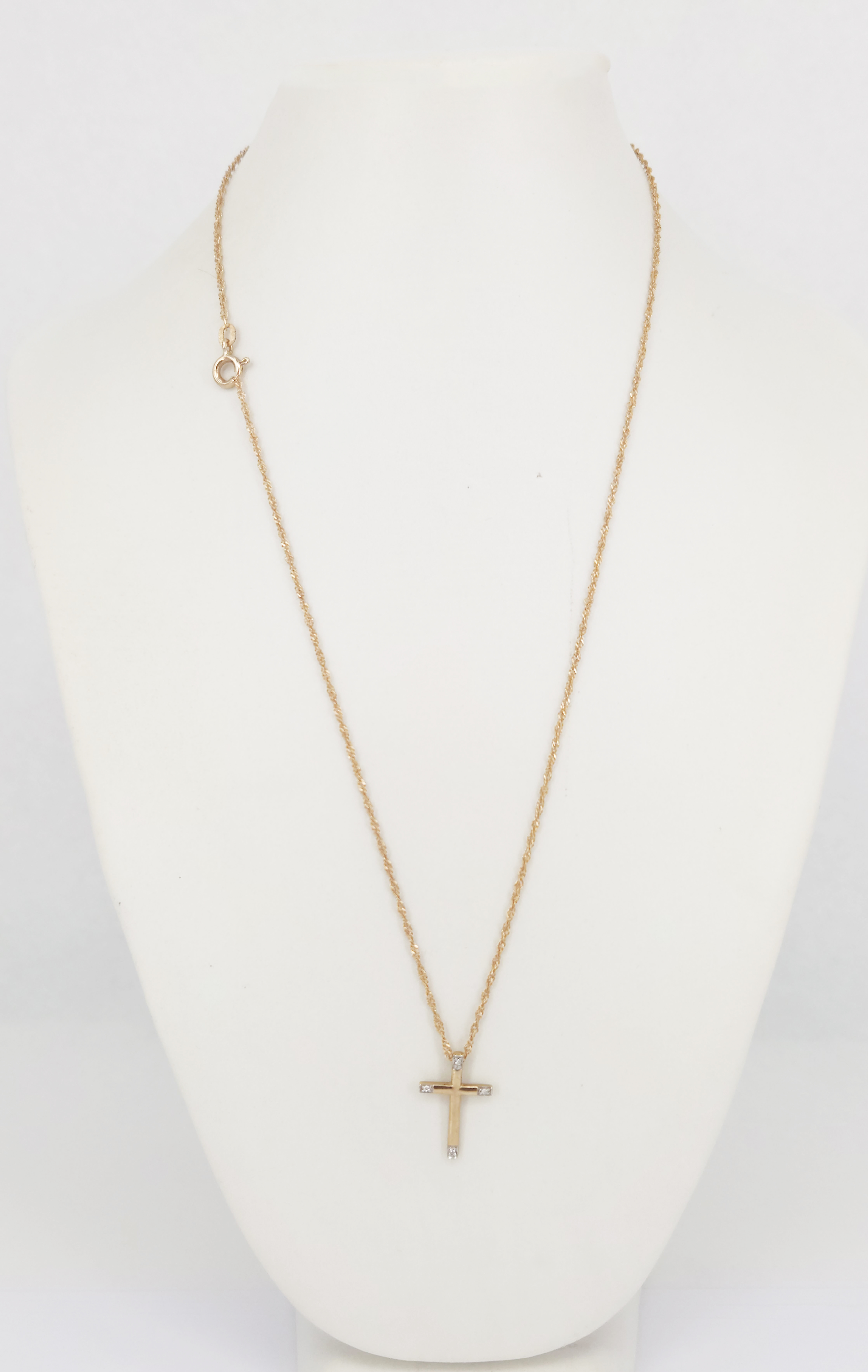 A 9ct Gold Cross Chain