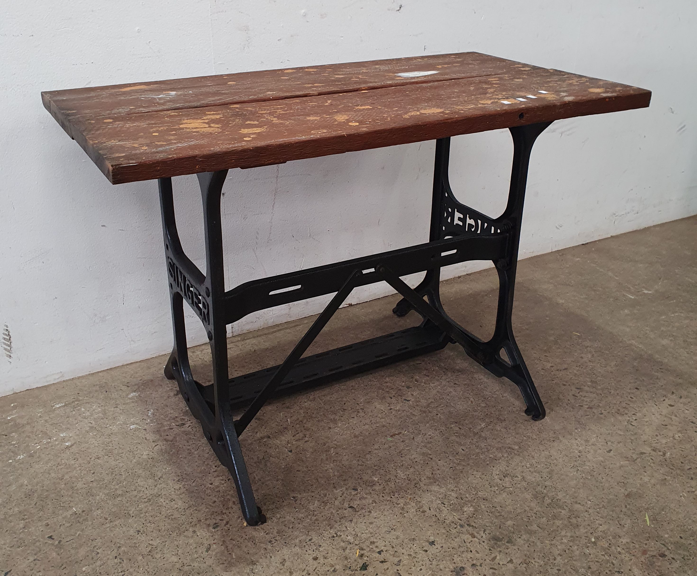 1035 · A SINGER SEWING BASE