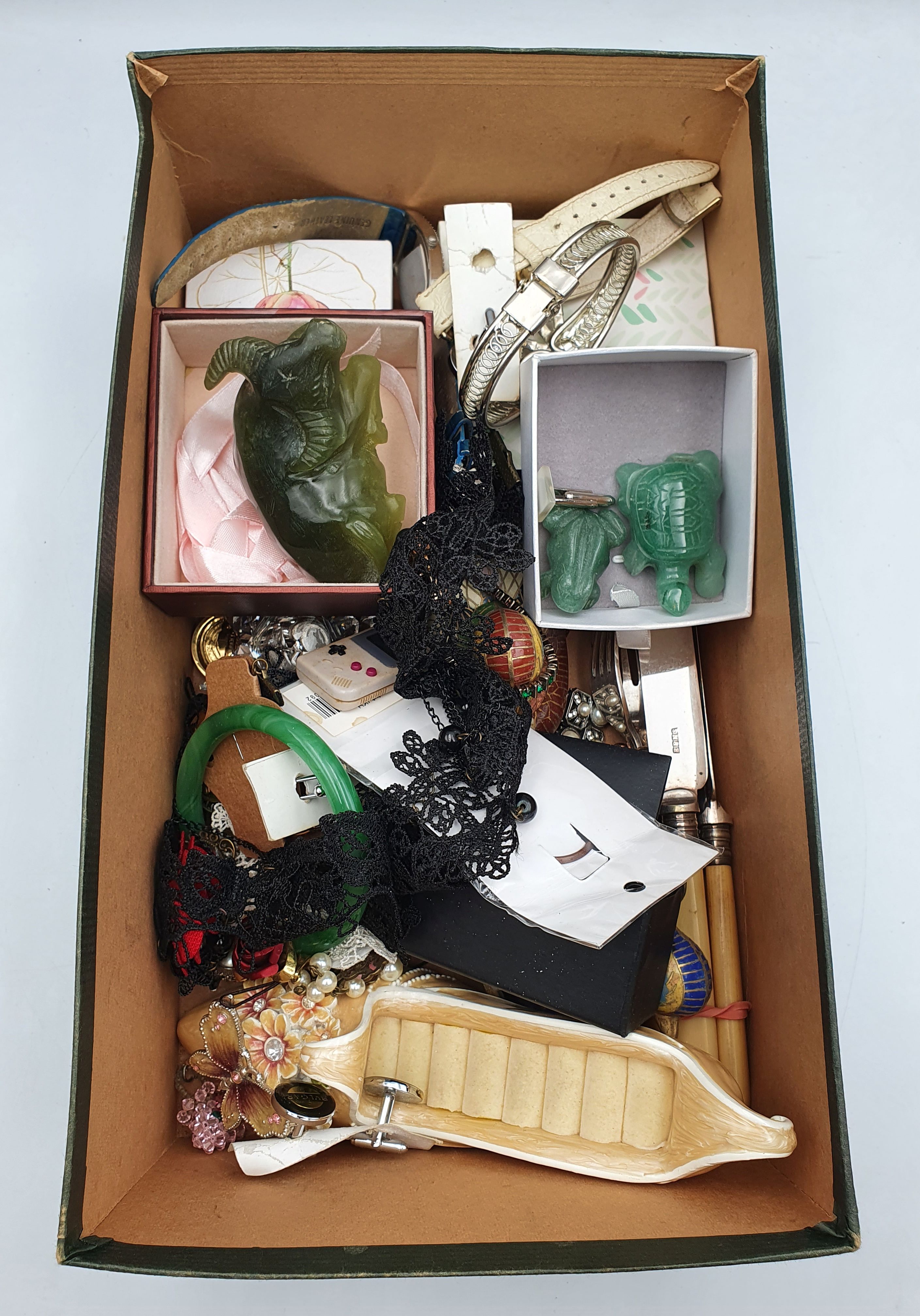 272 · A GROUP OF VARIOUS ITEMS