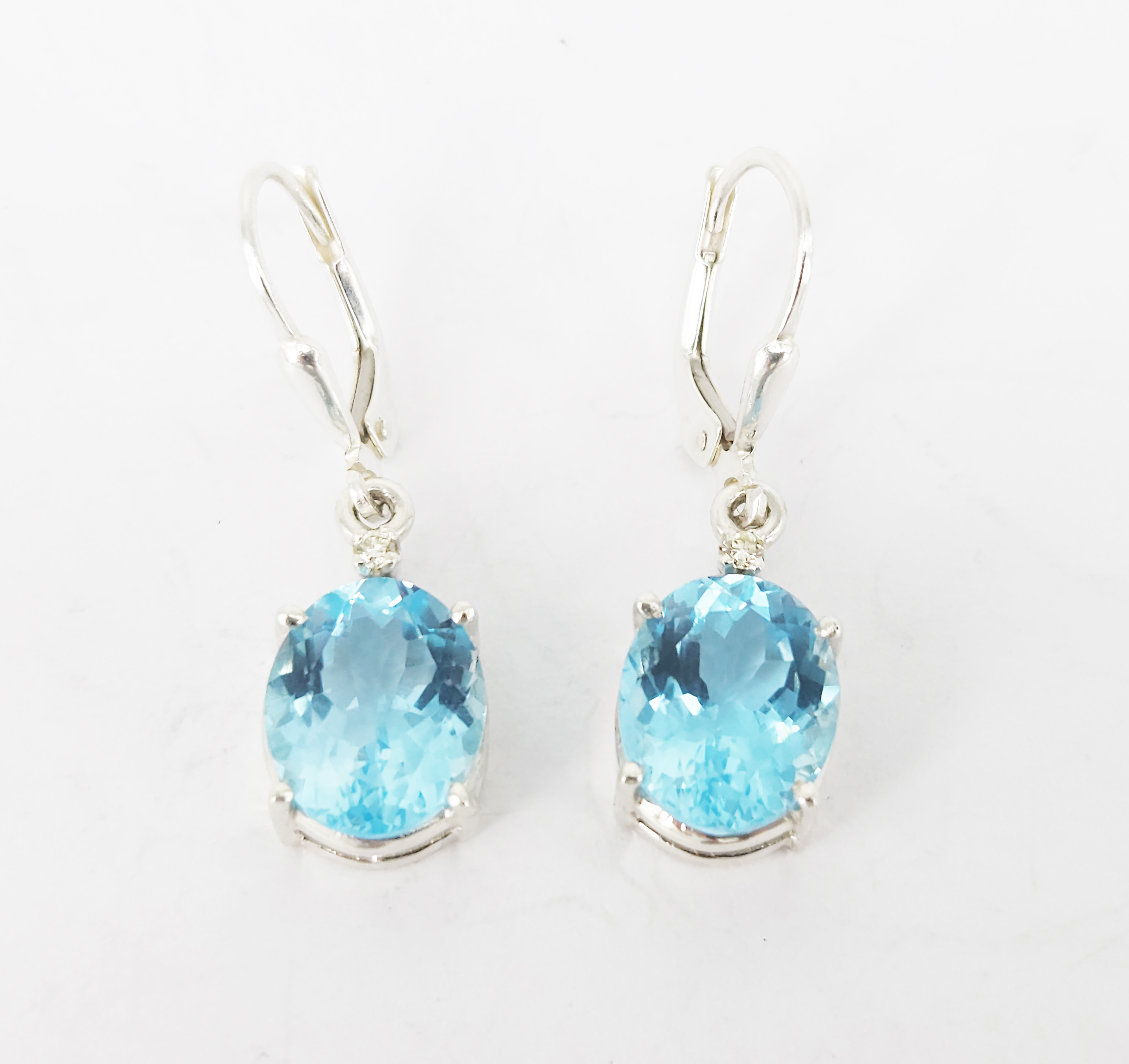 373 · A PAIR OF SILVER AND OVAL BLUE TOPAZ DROP EARRINGS
