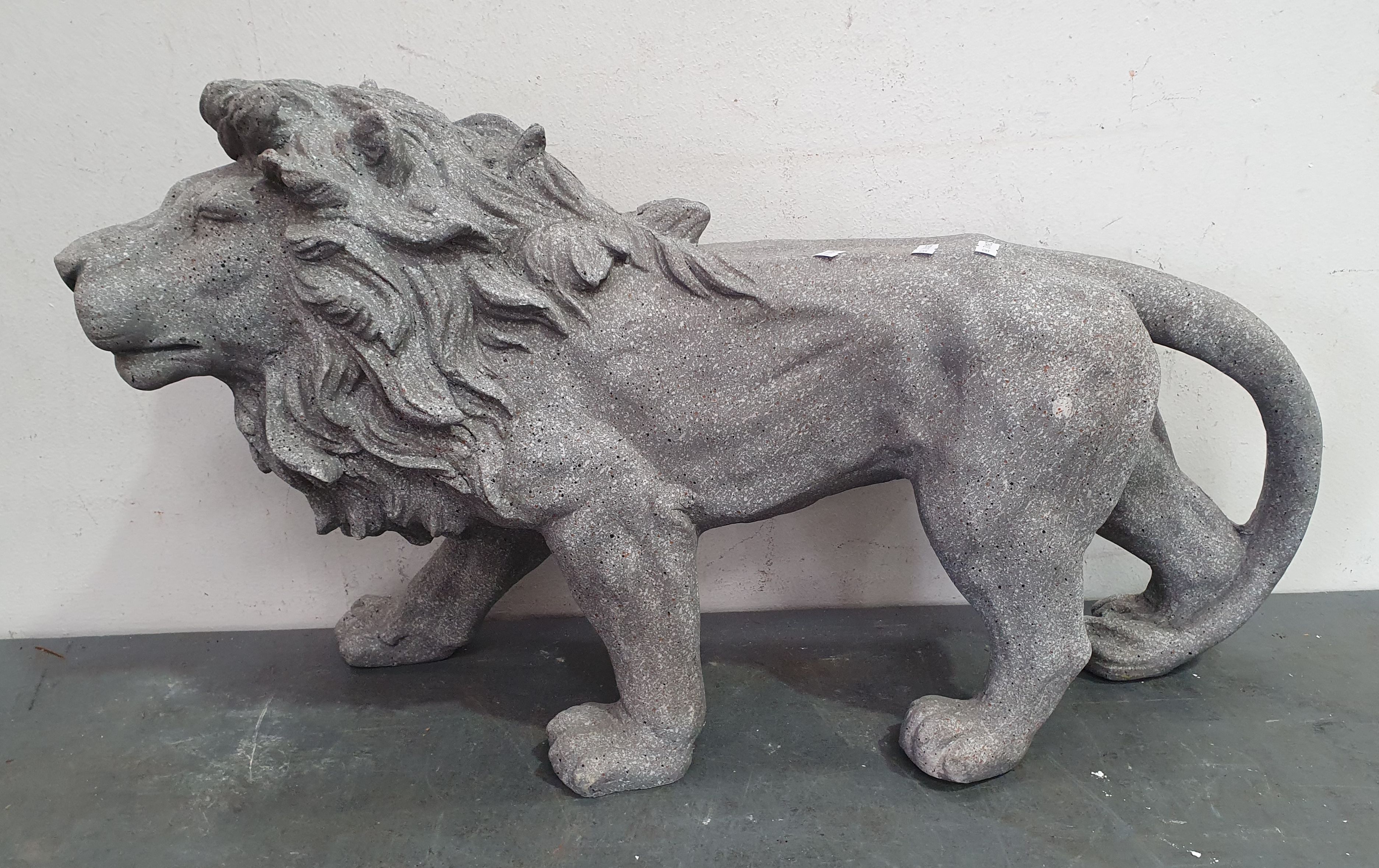1044 · A RESIN LION STATUE