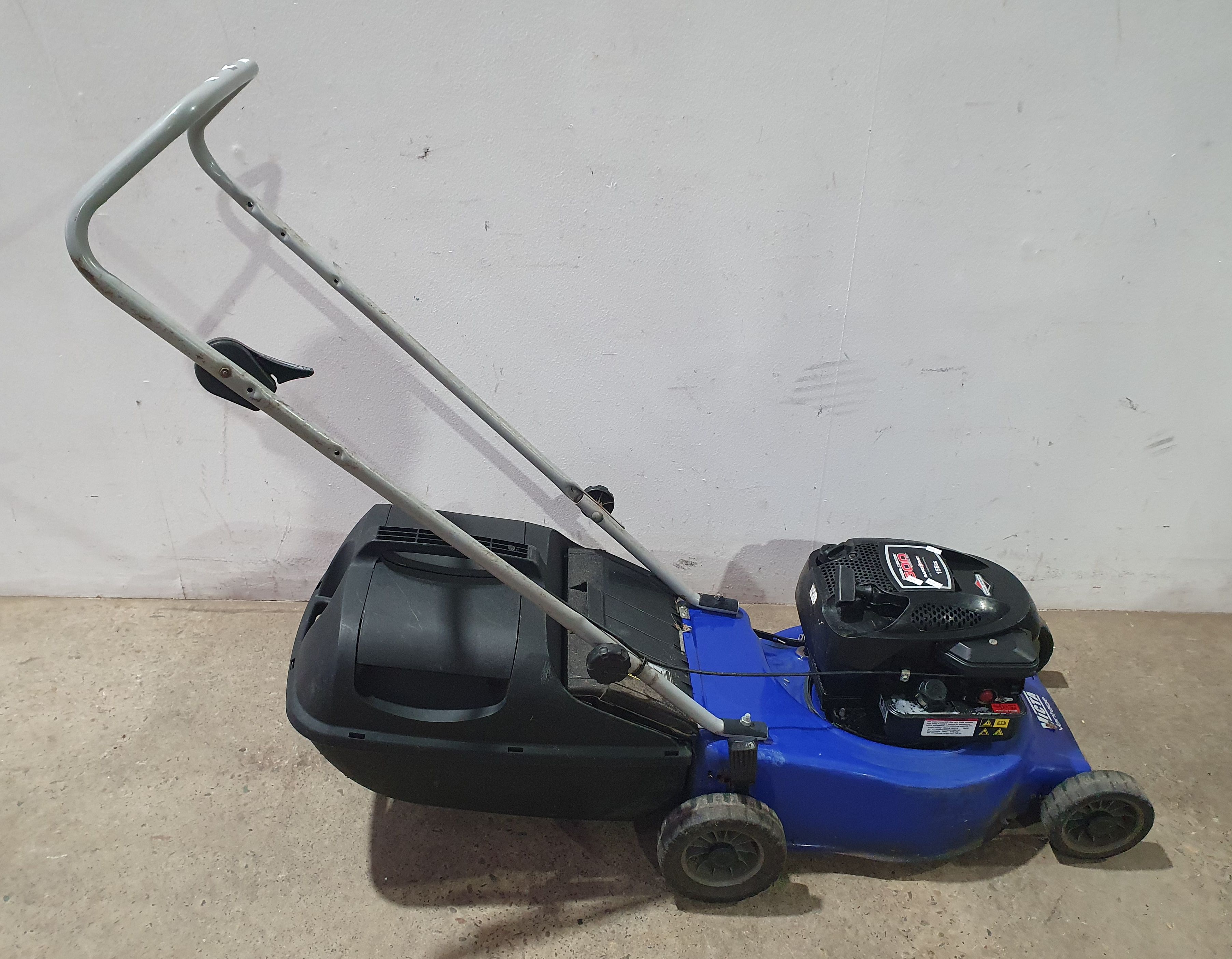 1036 · A BRIGGS AND STRATTON LAWNMOWER