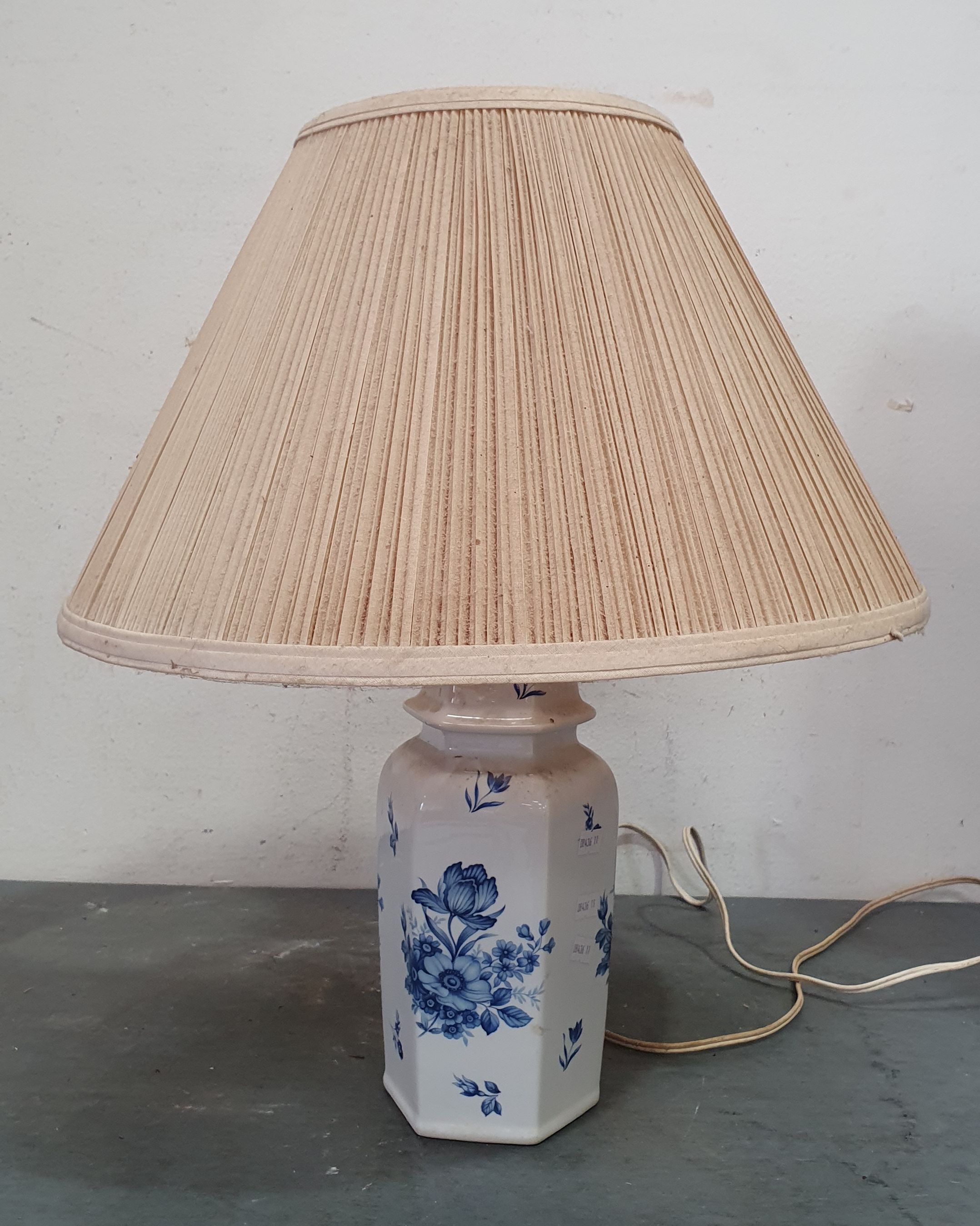 1246 · A PORCELAIN TABLE LAMP