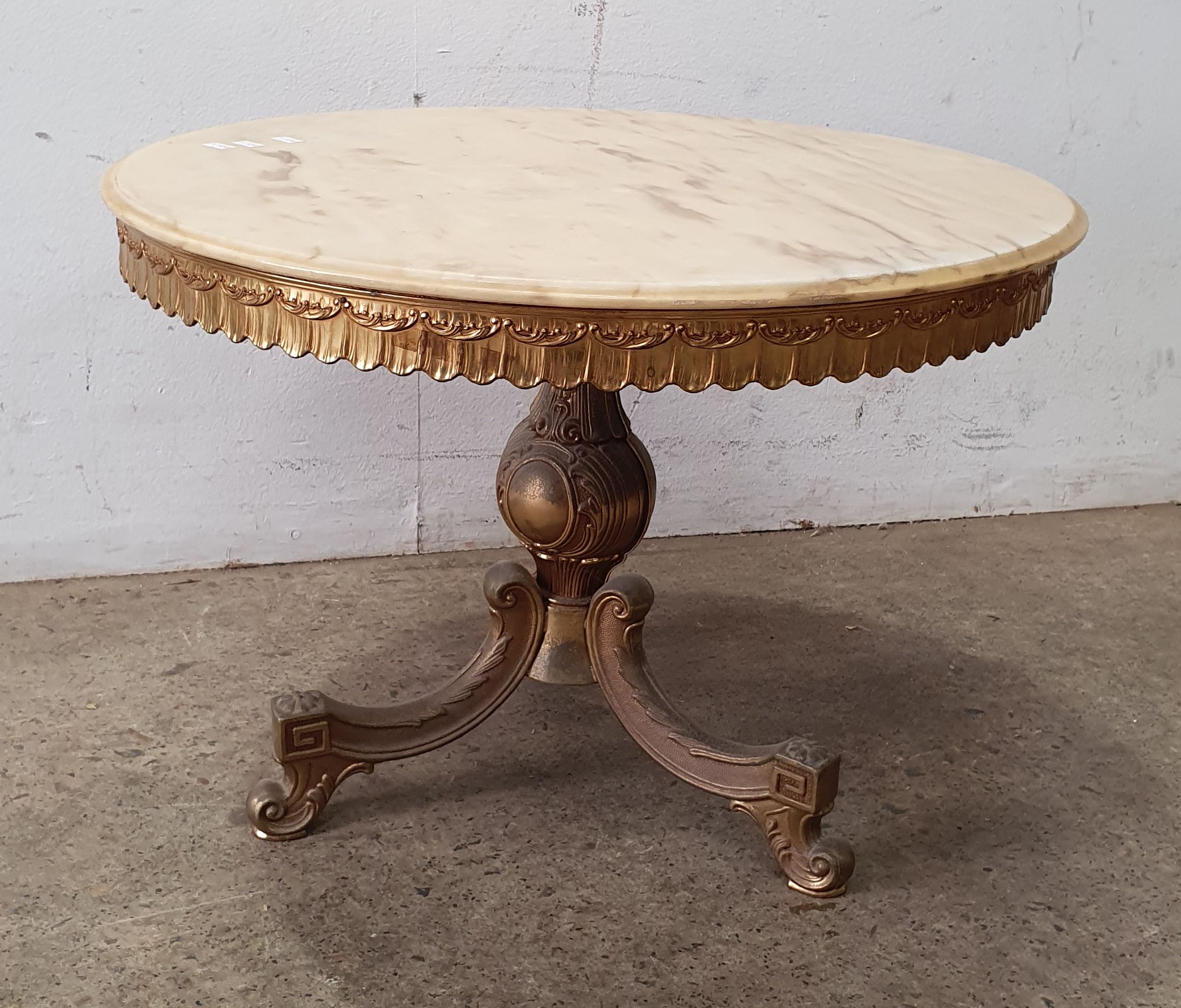 2394 · A CIRCULAR ALABASTER-TOP COFFEE TABLE