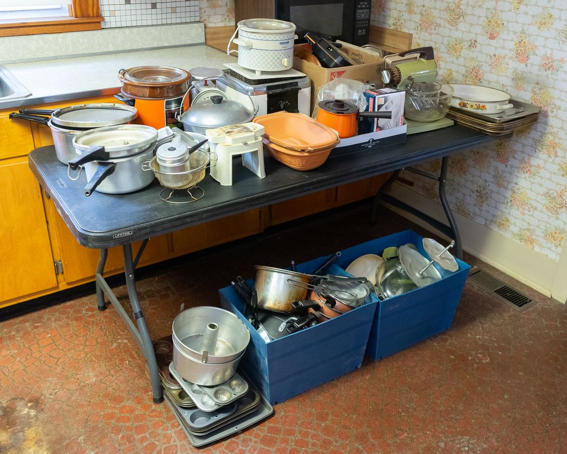 Fibber McGee's Table of Kitchen Appliances & Accessories Harritt