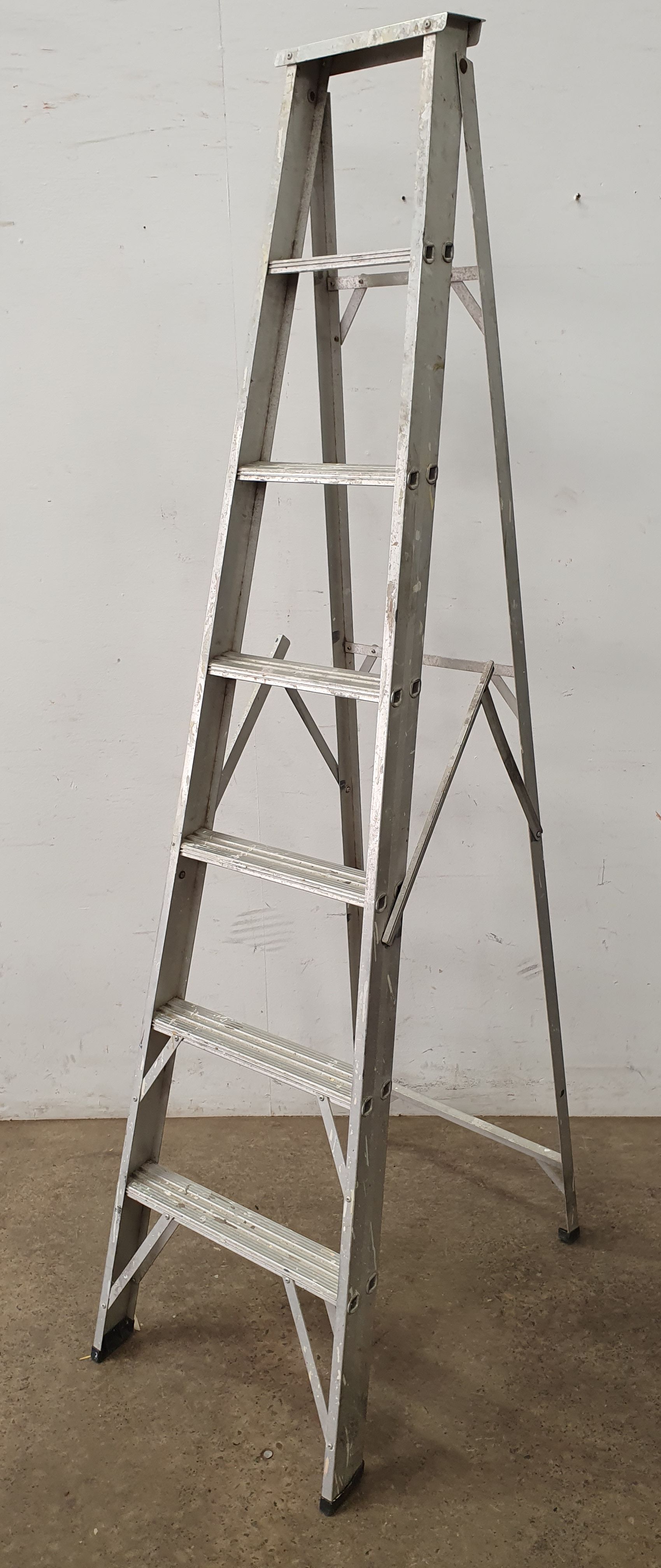 1140 · A PAIR OF LADDERS