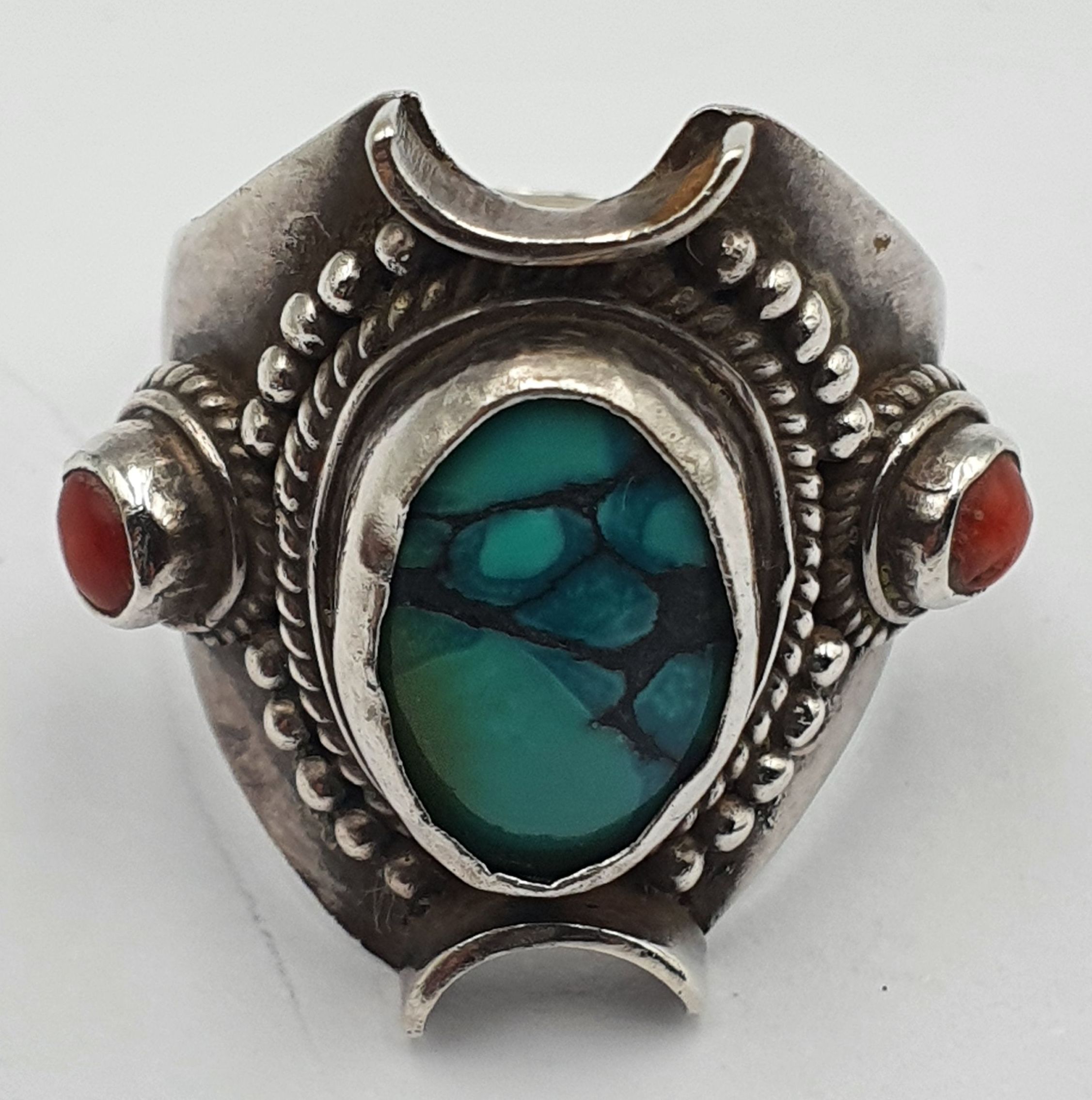 A VINTAGE SILVER TURQUOISE AND CORAL RING