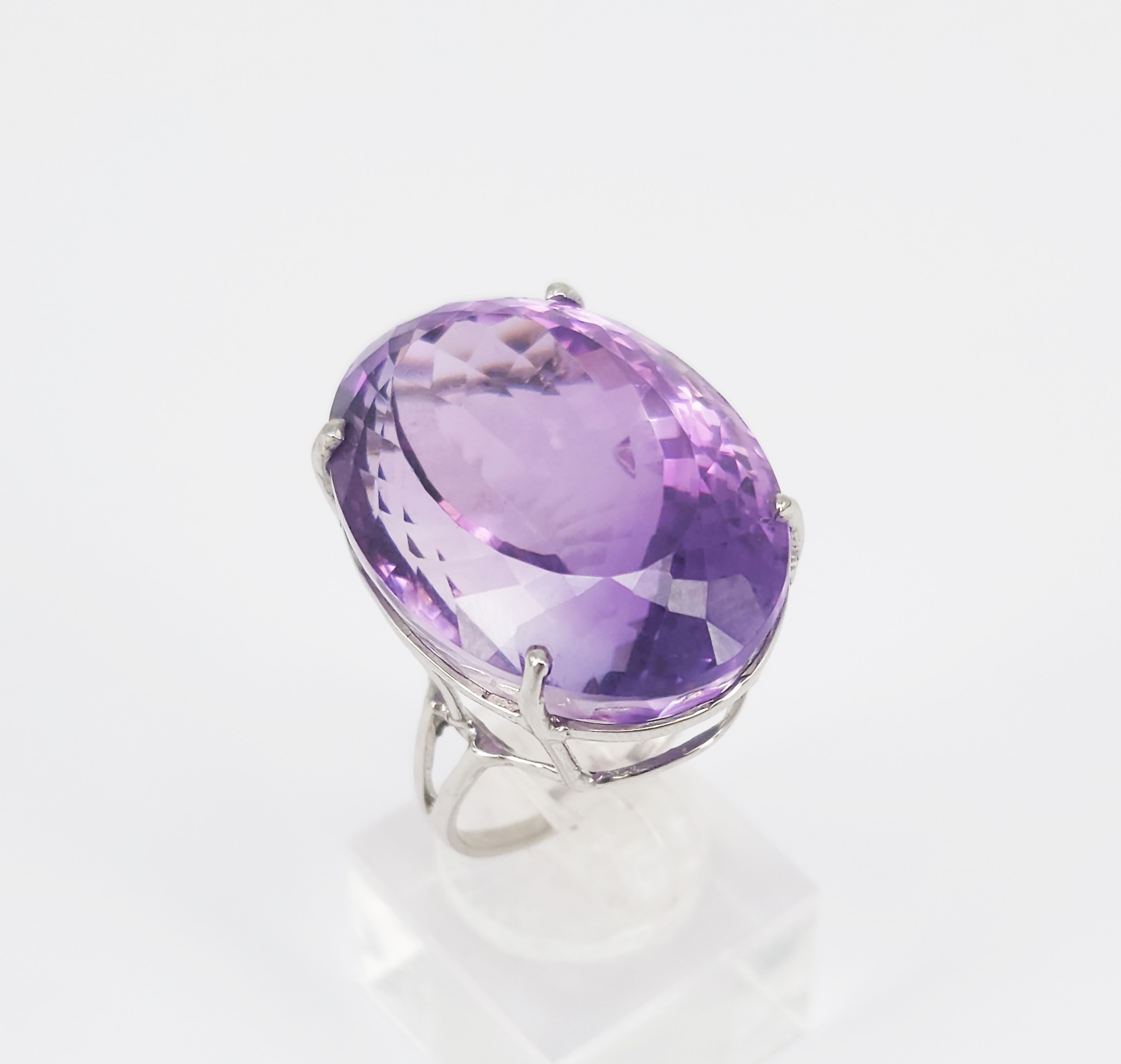 AN OVAL AMETHYST AND SILVER RING