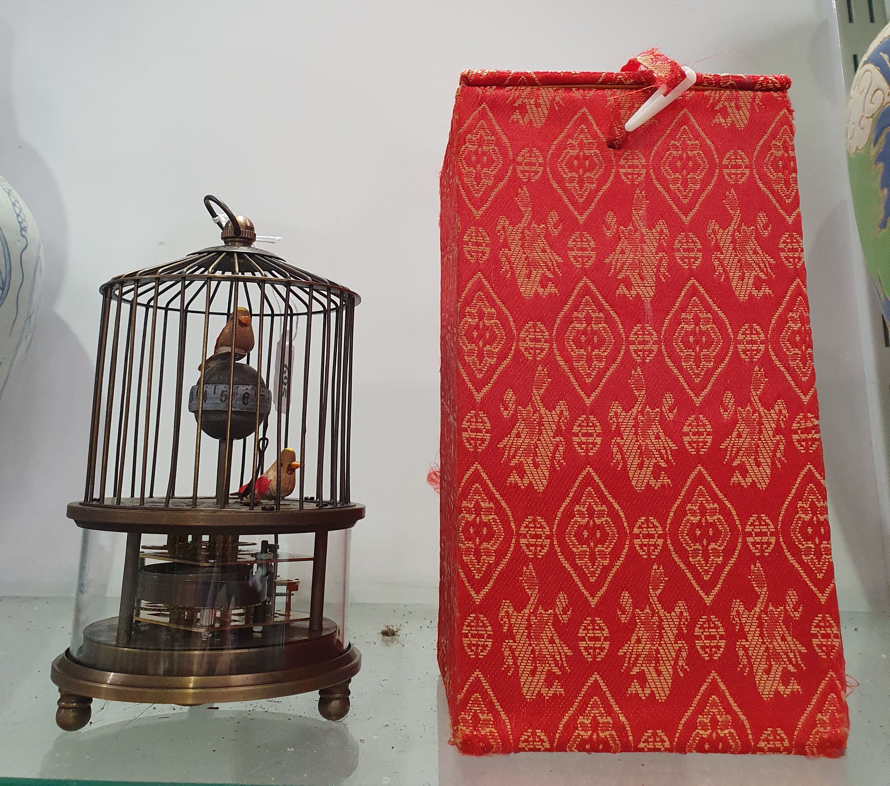 A Chinese Birdcage Automaton