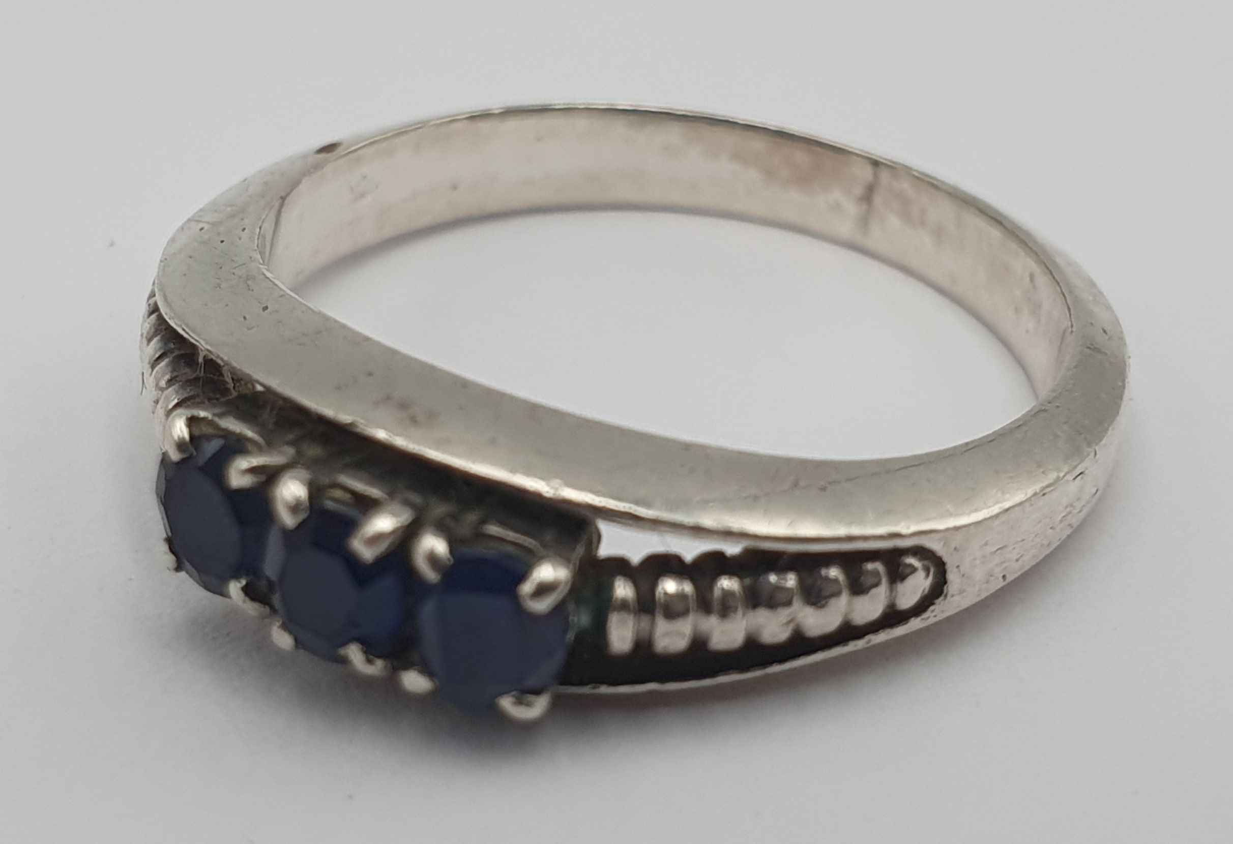 337 · A SAPPHIRE ART DECO SILVER RING