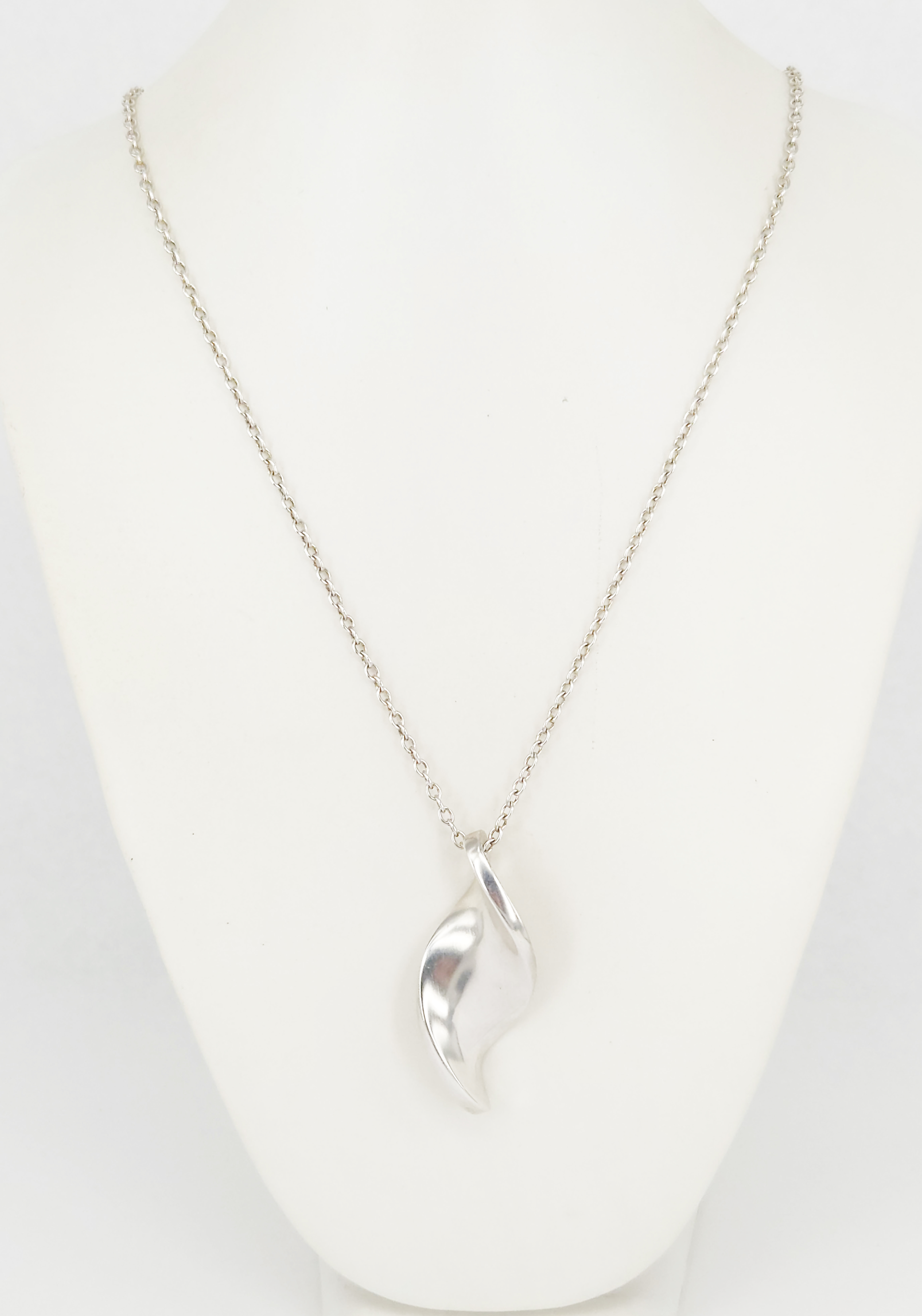17 · A GEORG JENSEN SILVER PENDANT NECKLACE