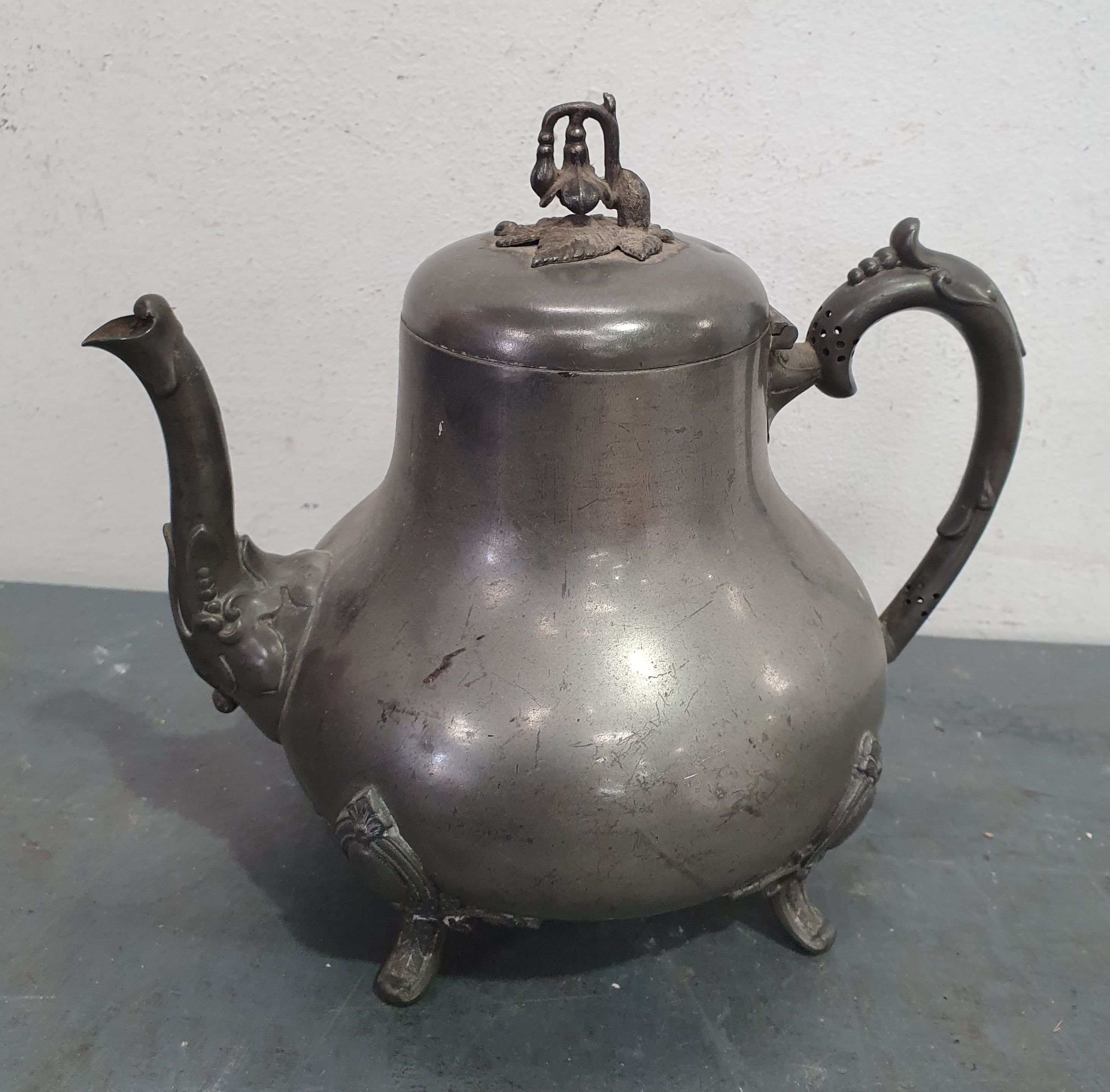1435 · A VINTAGE TEAPOT