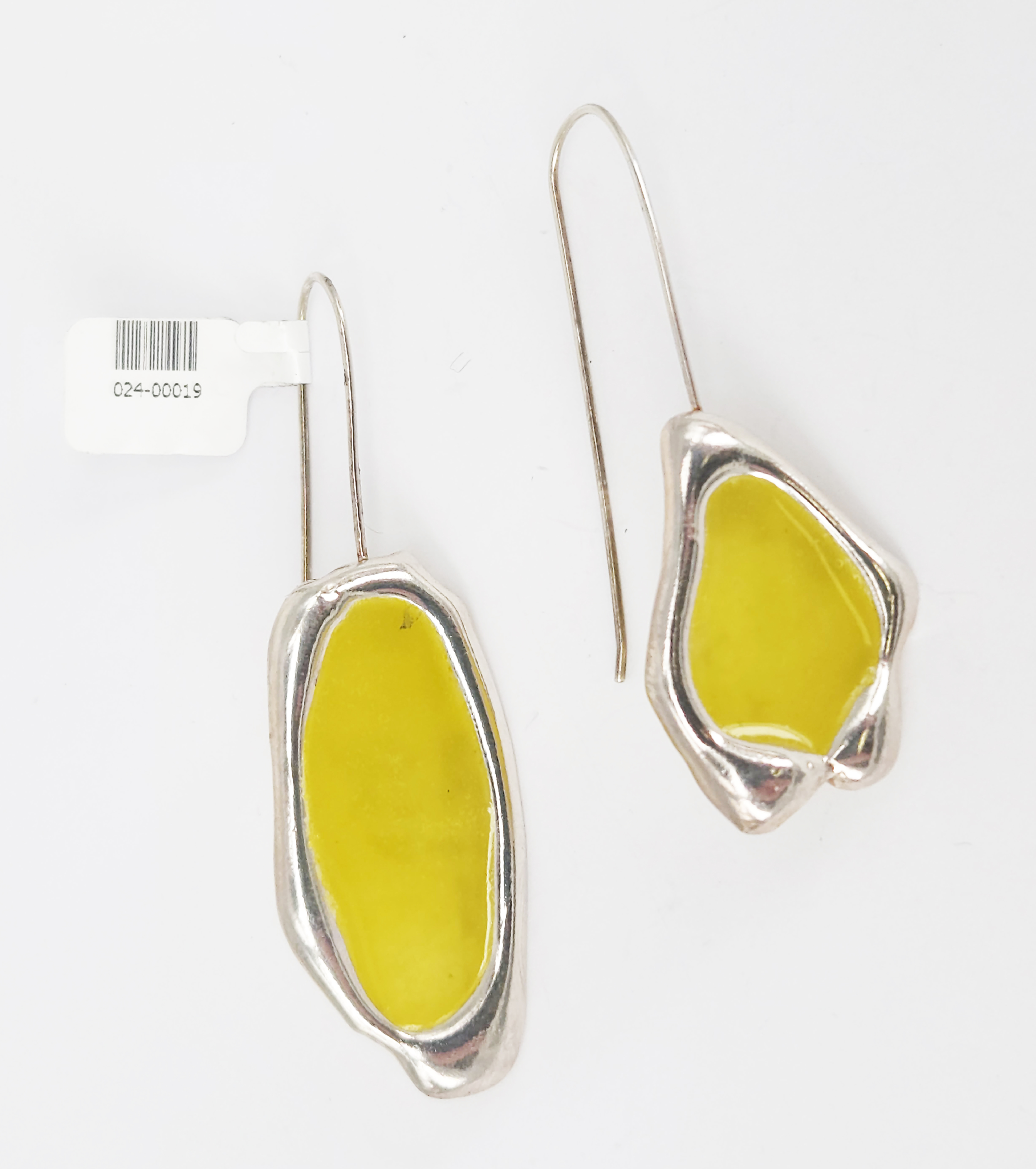 439 · A PAIR OF STERLING SILVER ENAMEL FREE-FORM DROP EARRINGS