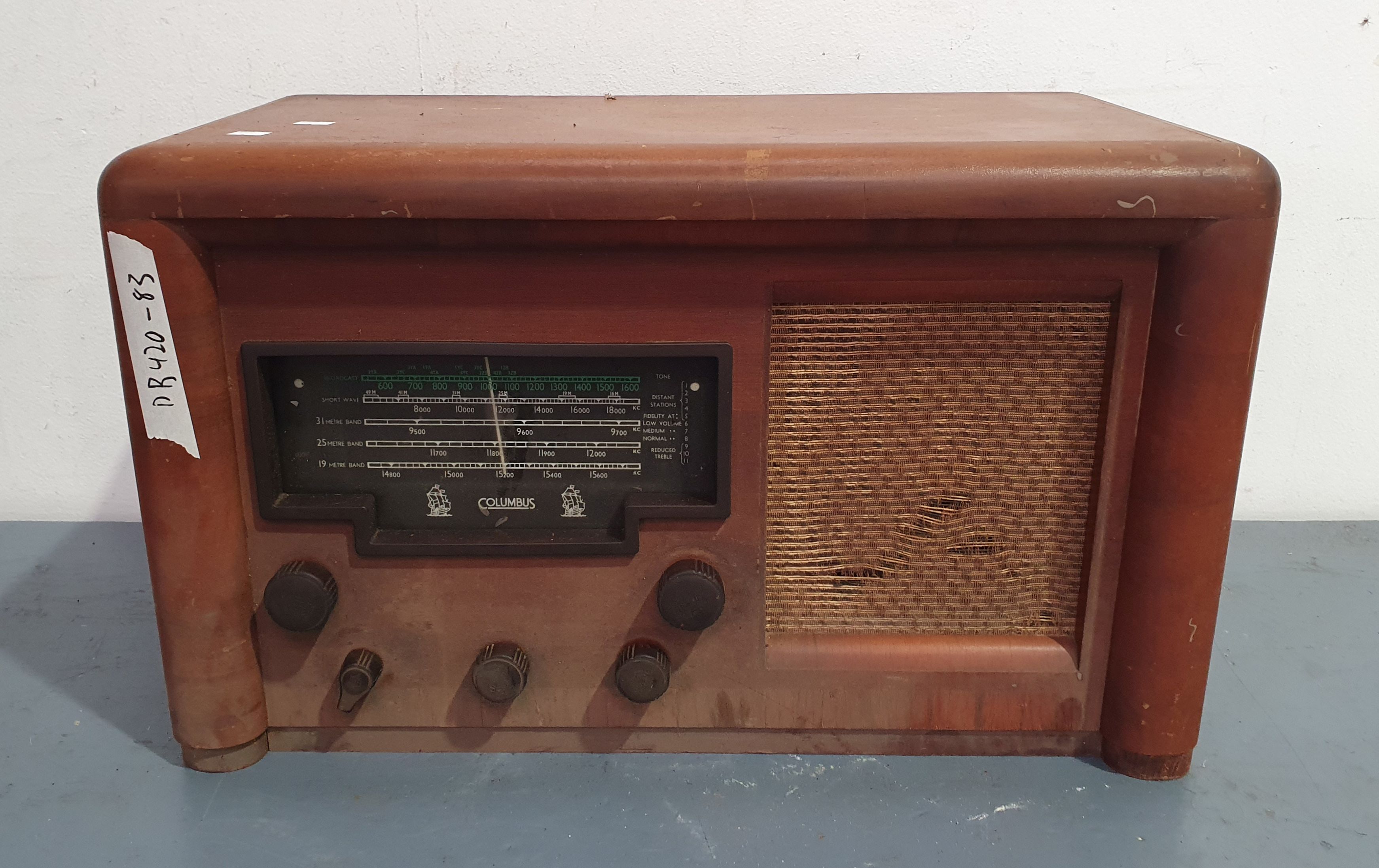 1296 · A VINTAGE TIMBER RADIO