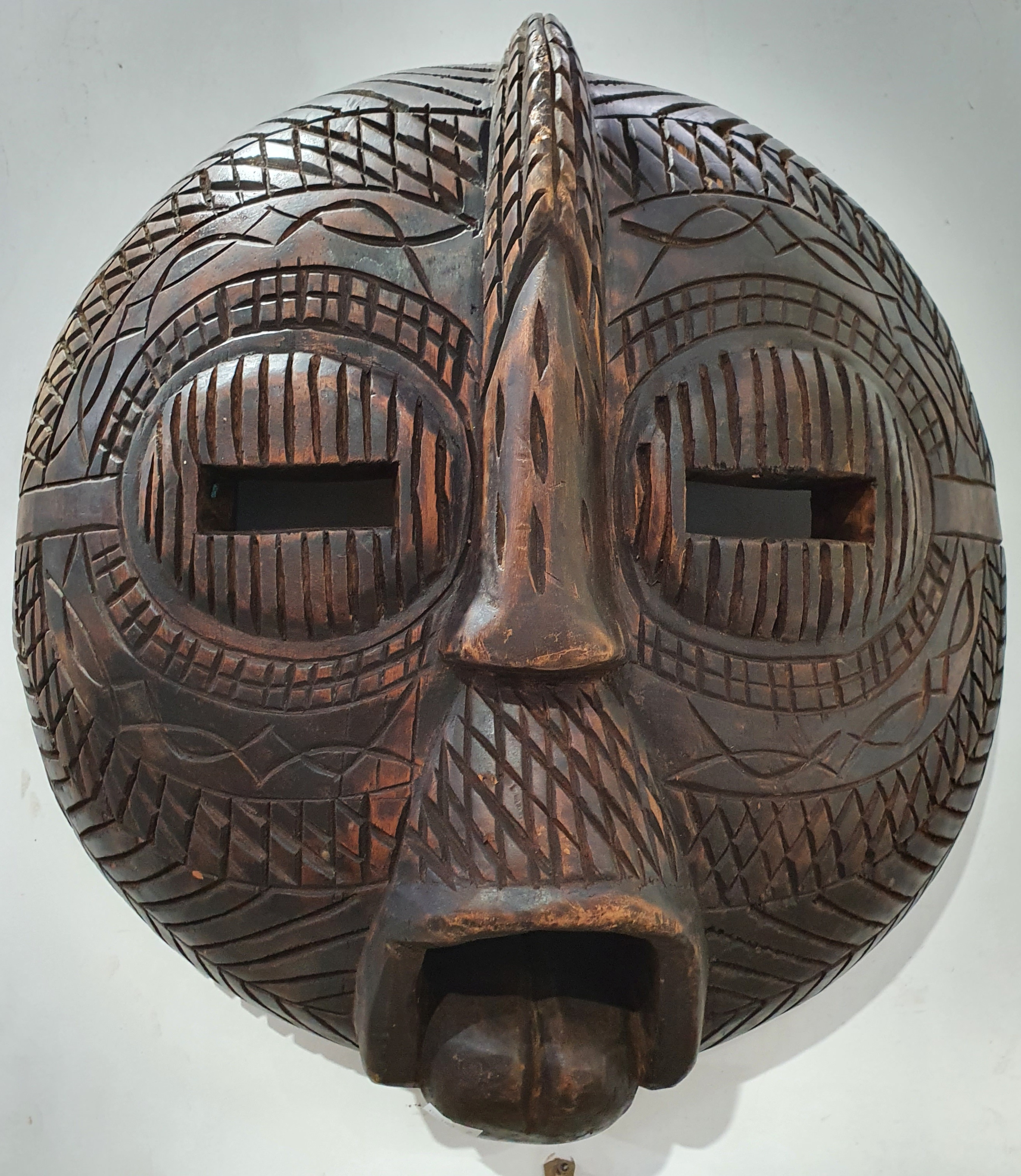 594 · AN AFRICAN CIRCULAR WOOD CARVED KIFWEBE MASK