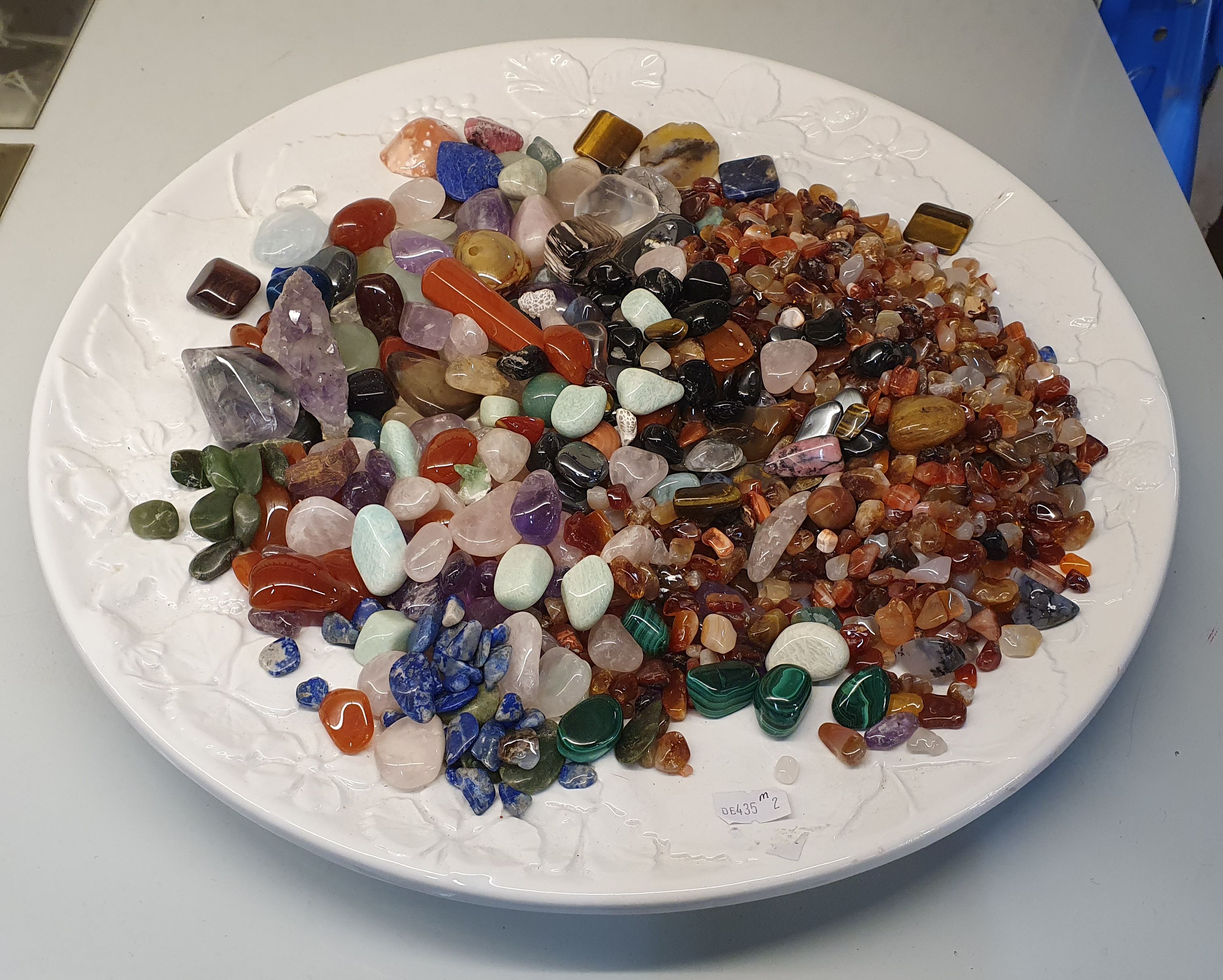 203 · A COLLECTION OF POLISHED STONES AND CRYSTALS