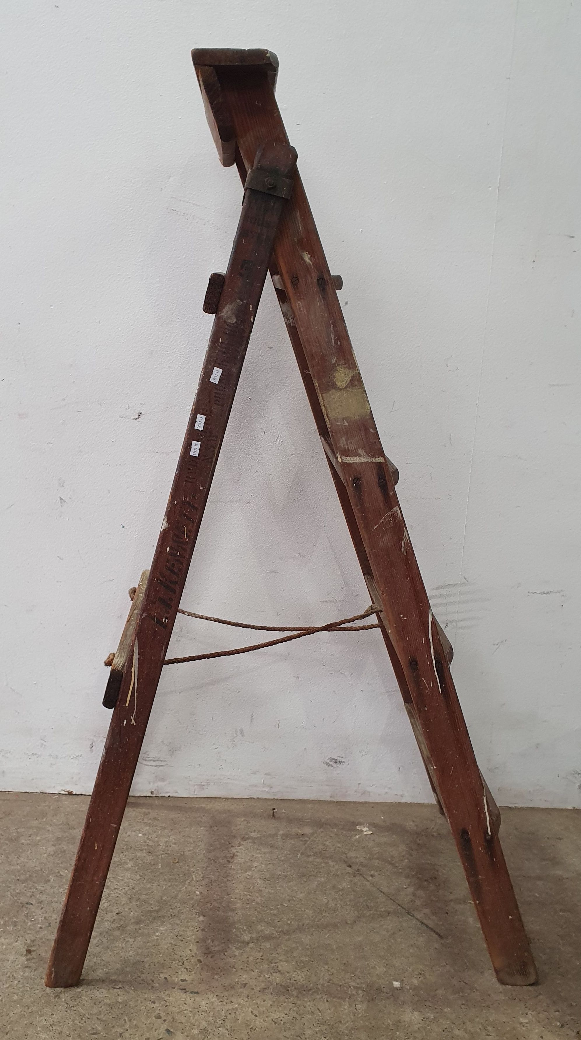 1004 · A DECORATIVE TIMBER LADDER