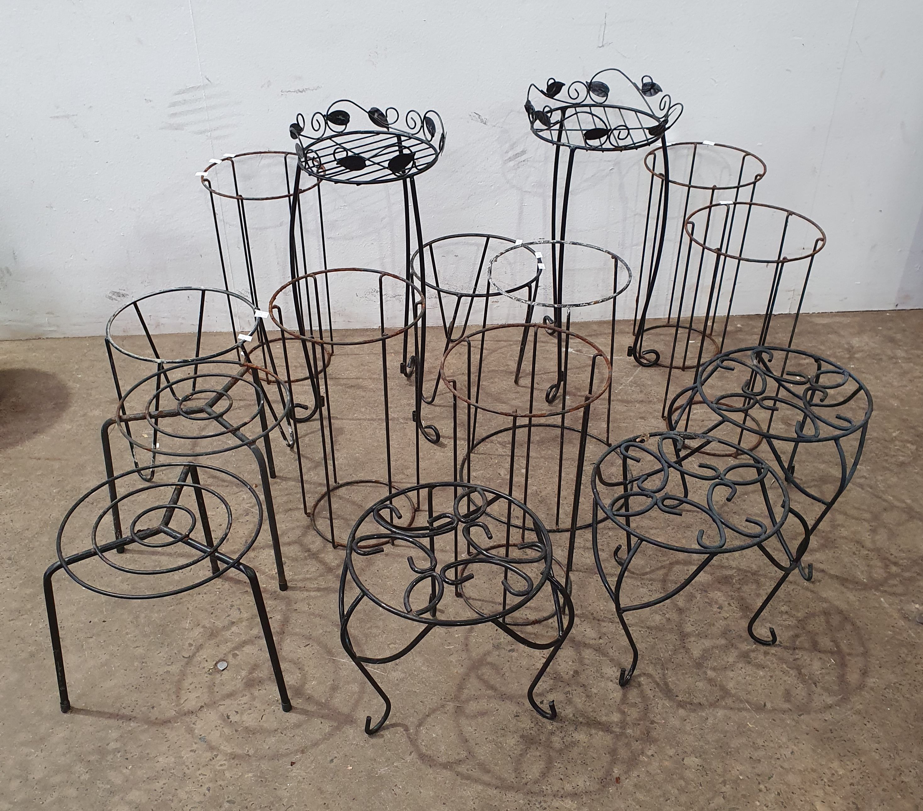 1047 · A GROUP OF METAL PLANTERS