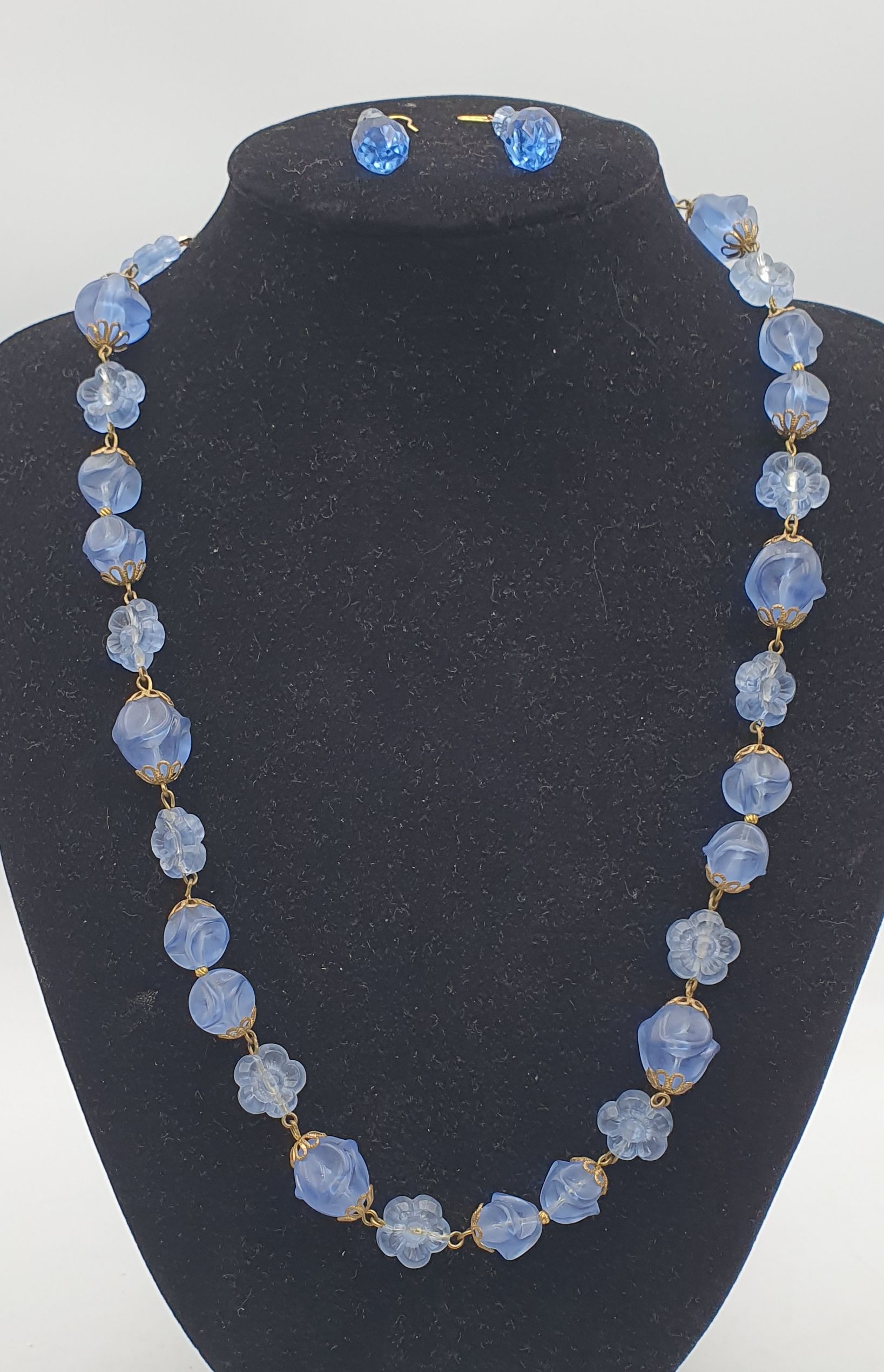 AN ART DECO BLUE GLASS NECKLACE