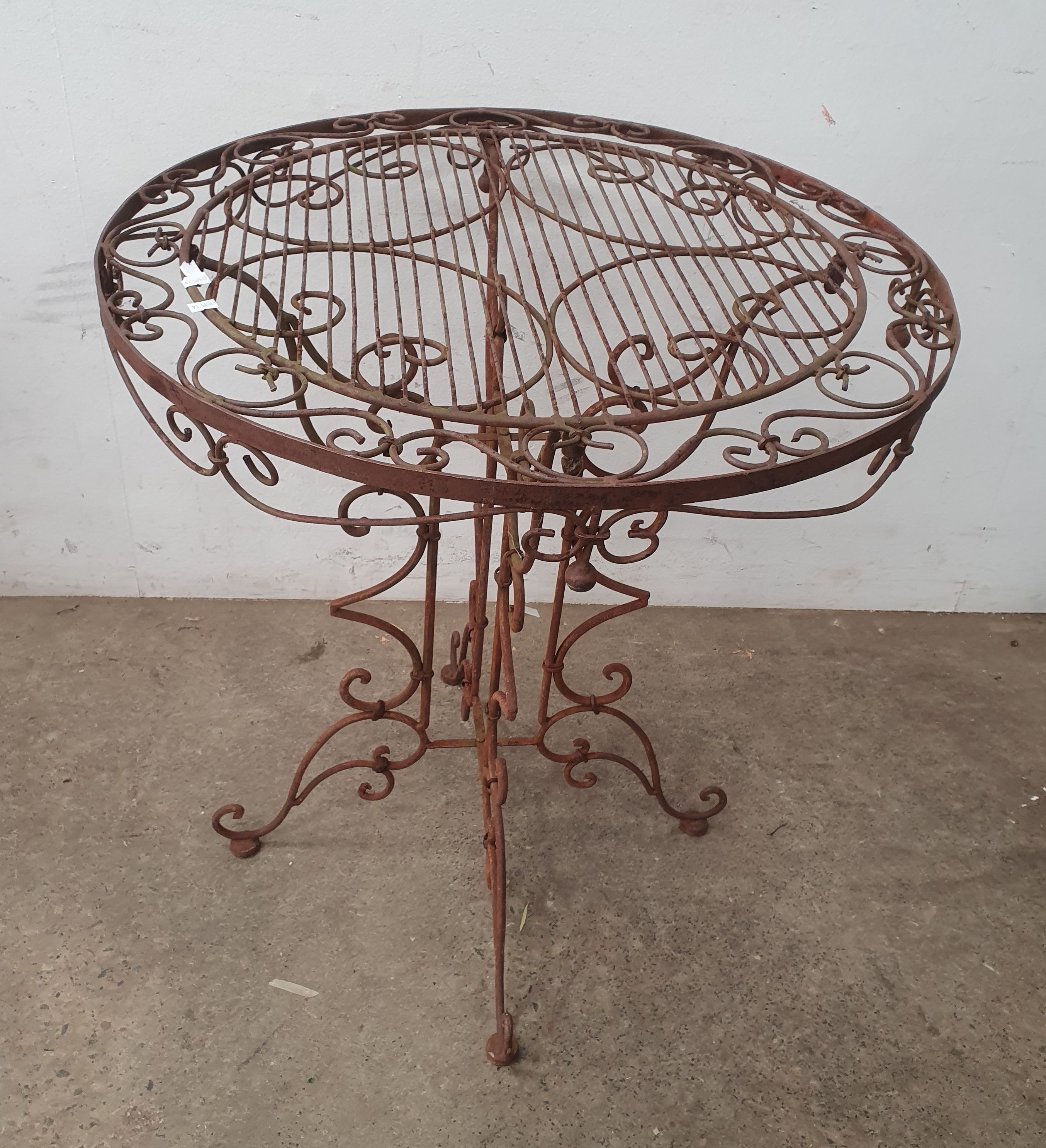 1046 · A METAL GARDEN TABLE