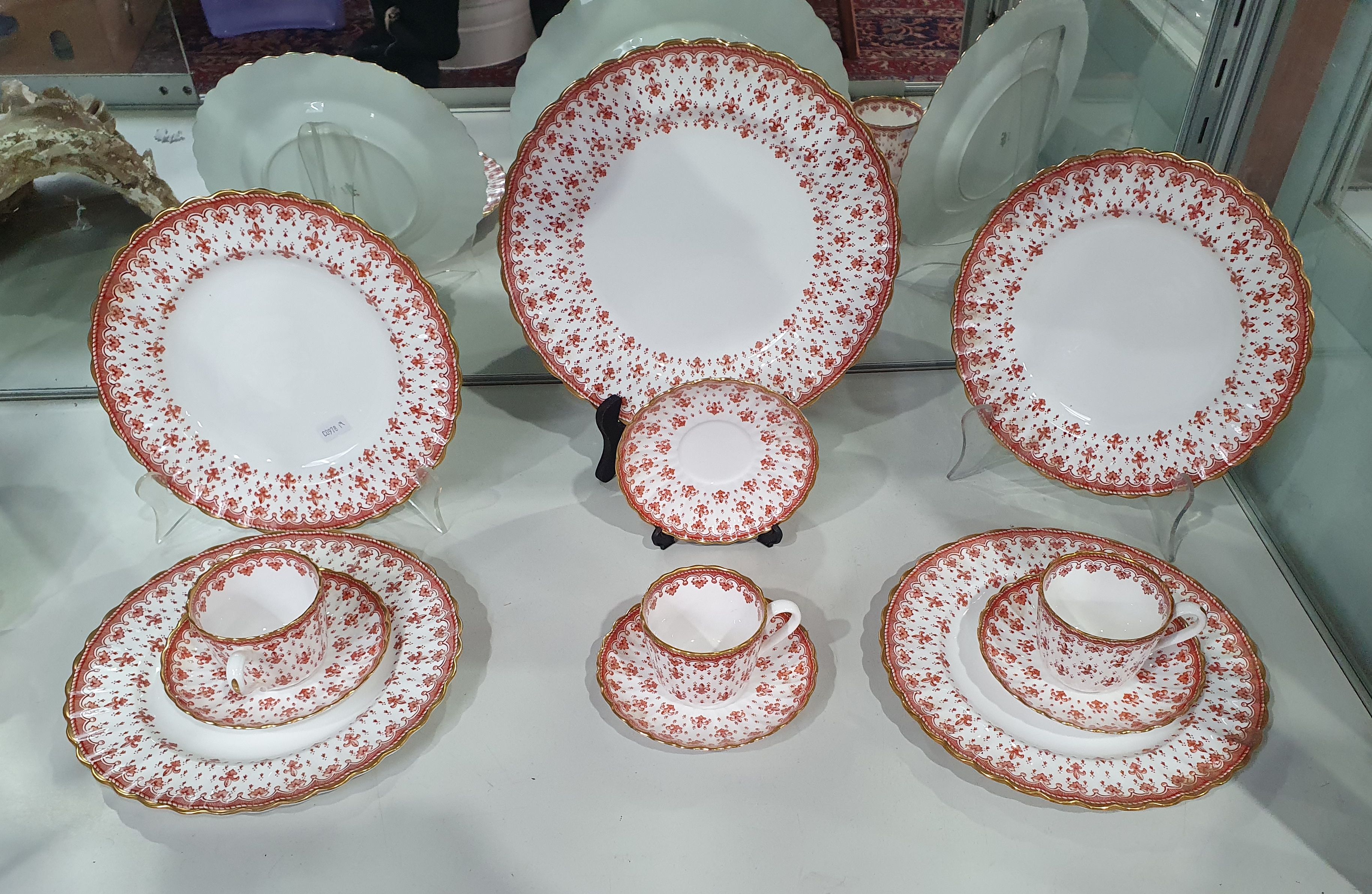 A SPODE PORCELAIN 'FLEUR DE LYS' PART DINNER SET
