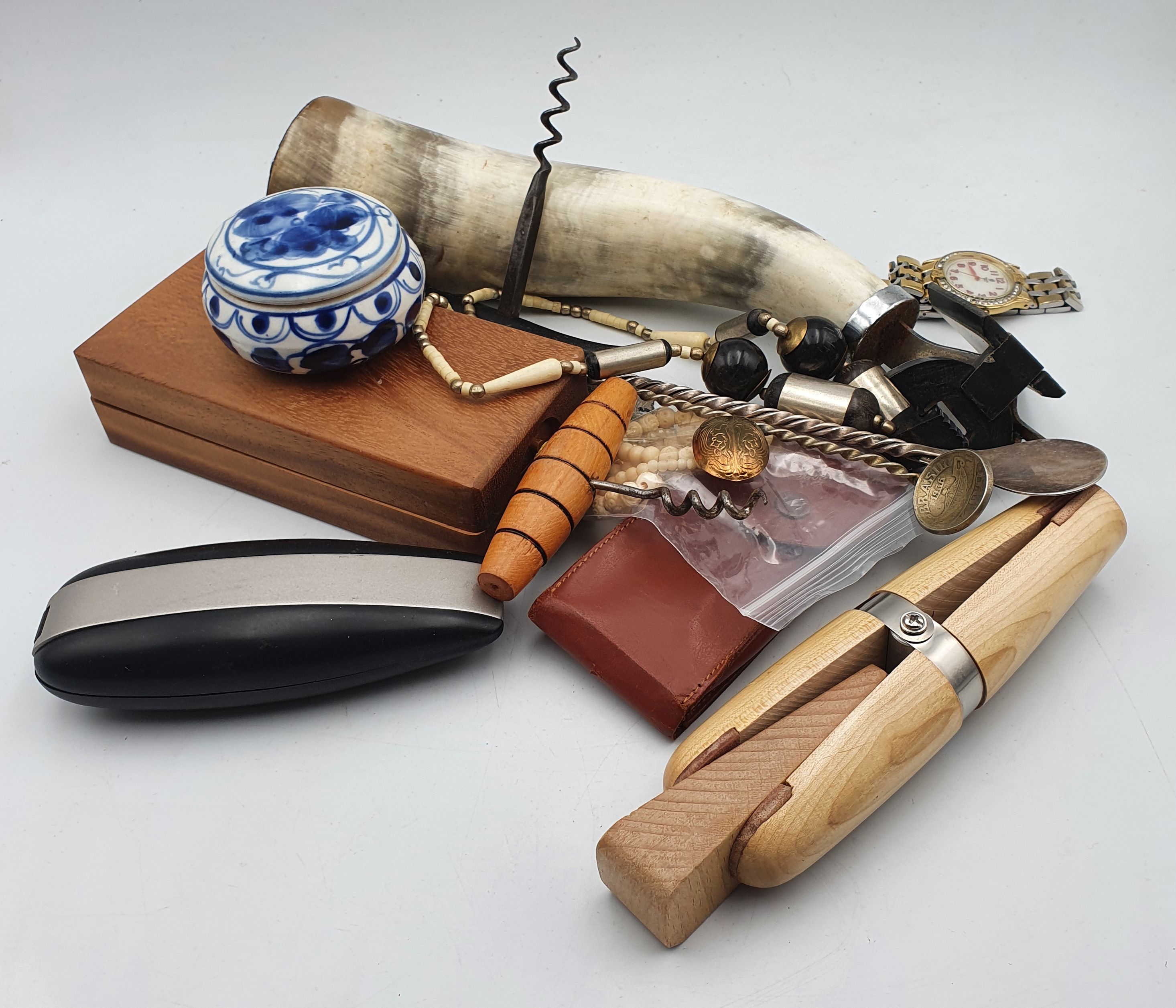 254 · A BOX OF ASSORTED ITEMS
