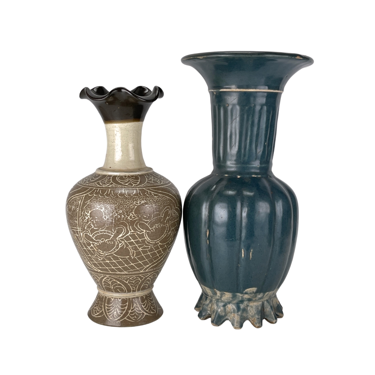单色釉刻花纹饰瓶与蓝釉花口瓶A LOT OF TWO MONOCHROME GLAZED