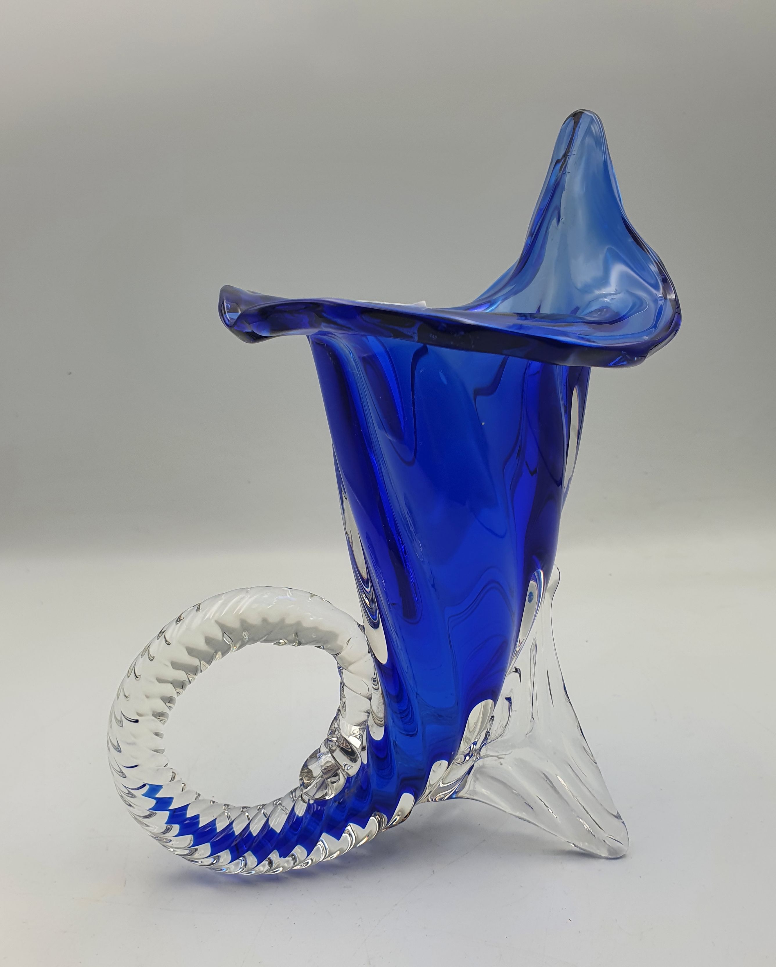 128 · A BLUE AND CLEAR GLASS CORNUCOPIA VASE