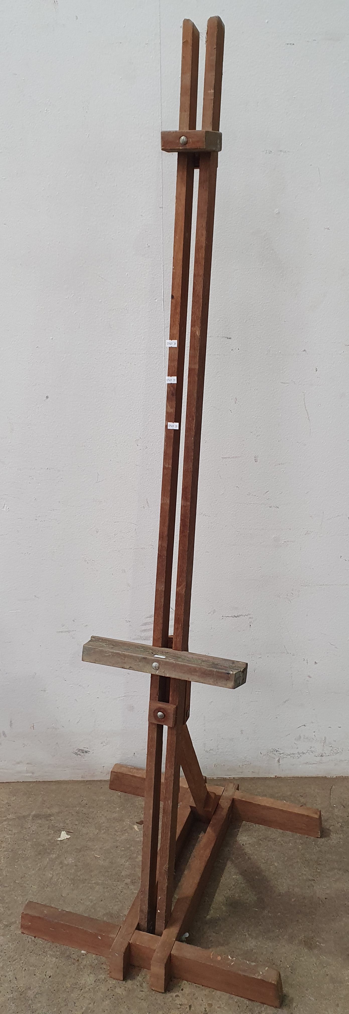 1216 · AN ARTIST EASEL
