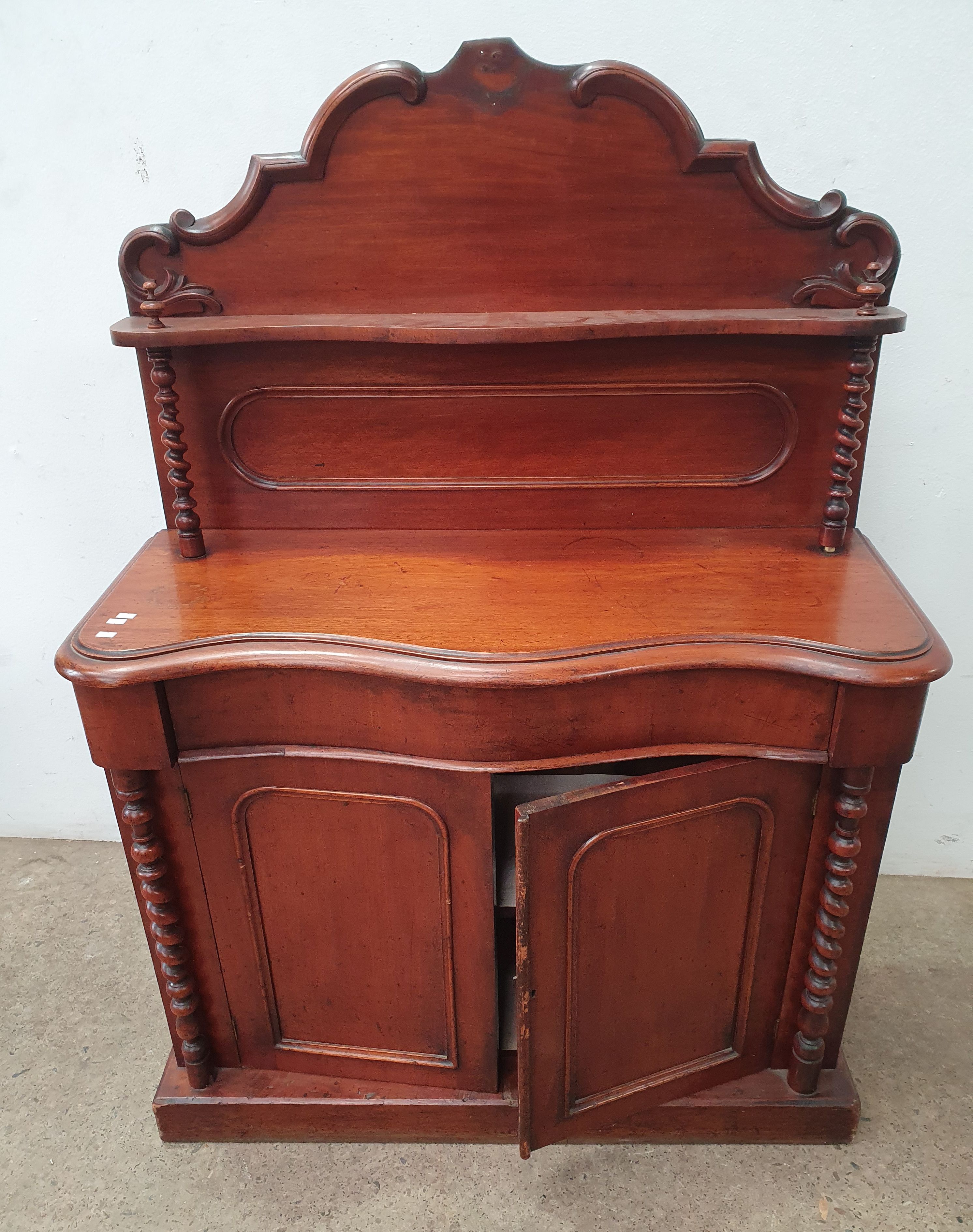 2135 · A VICTORIAN MAHOGANY CHIFFONIER