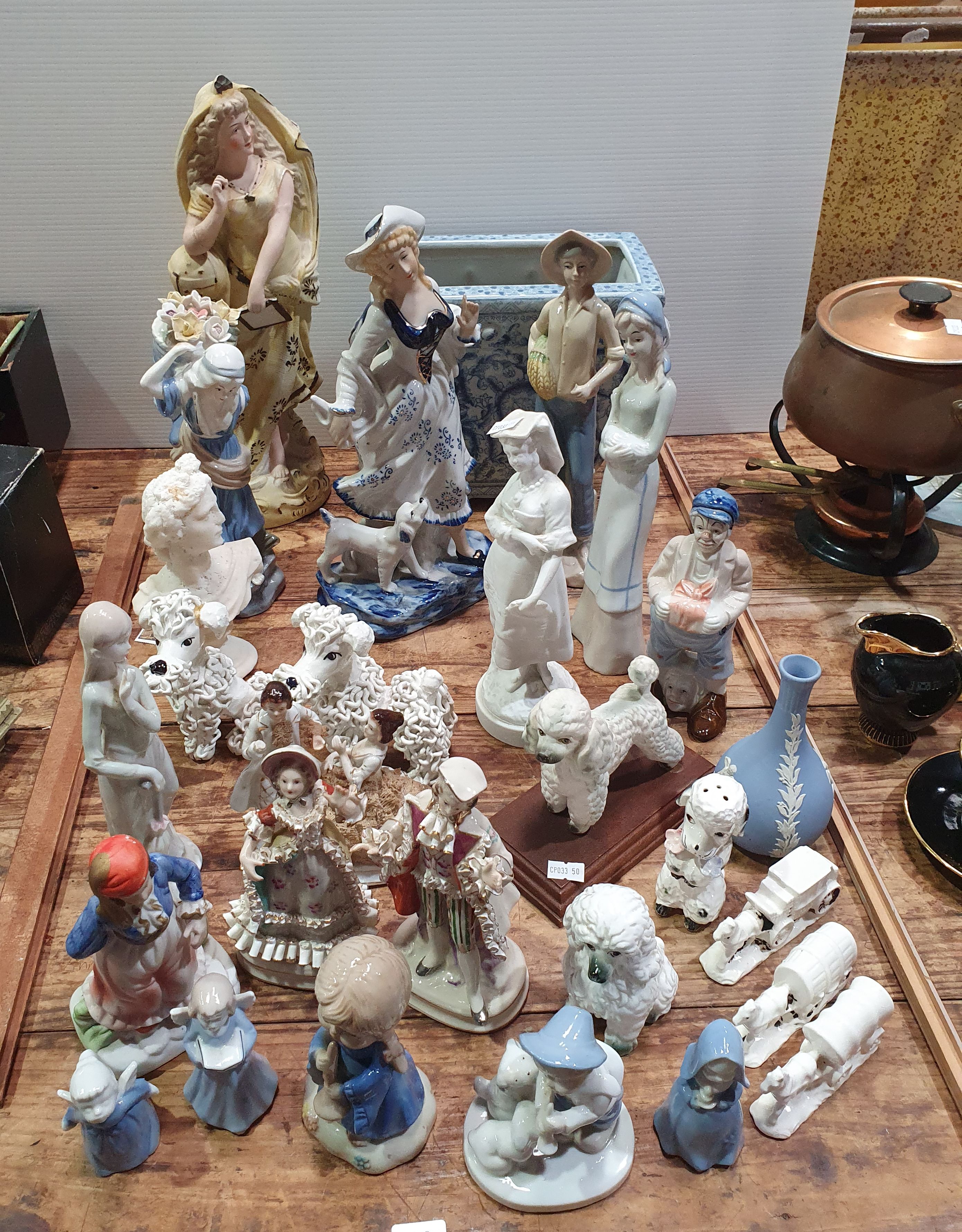 A GROUP OF VARIOUS FIGURES AND A BLUE AND WHITE CHINOISERIE VASE