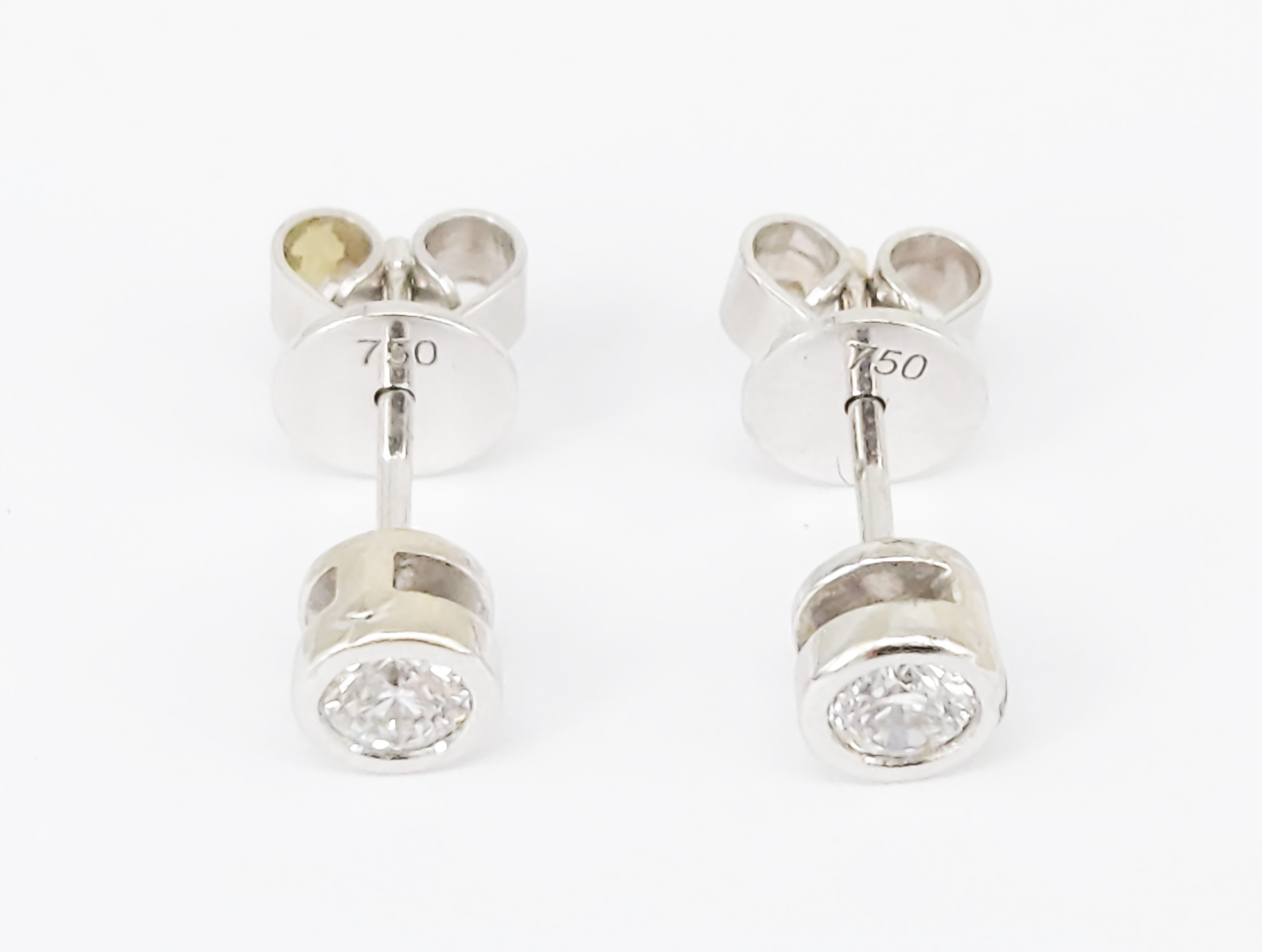 245 · A PAIR OF DIAMOND AND WHITE GOLD STUD EARRINGS